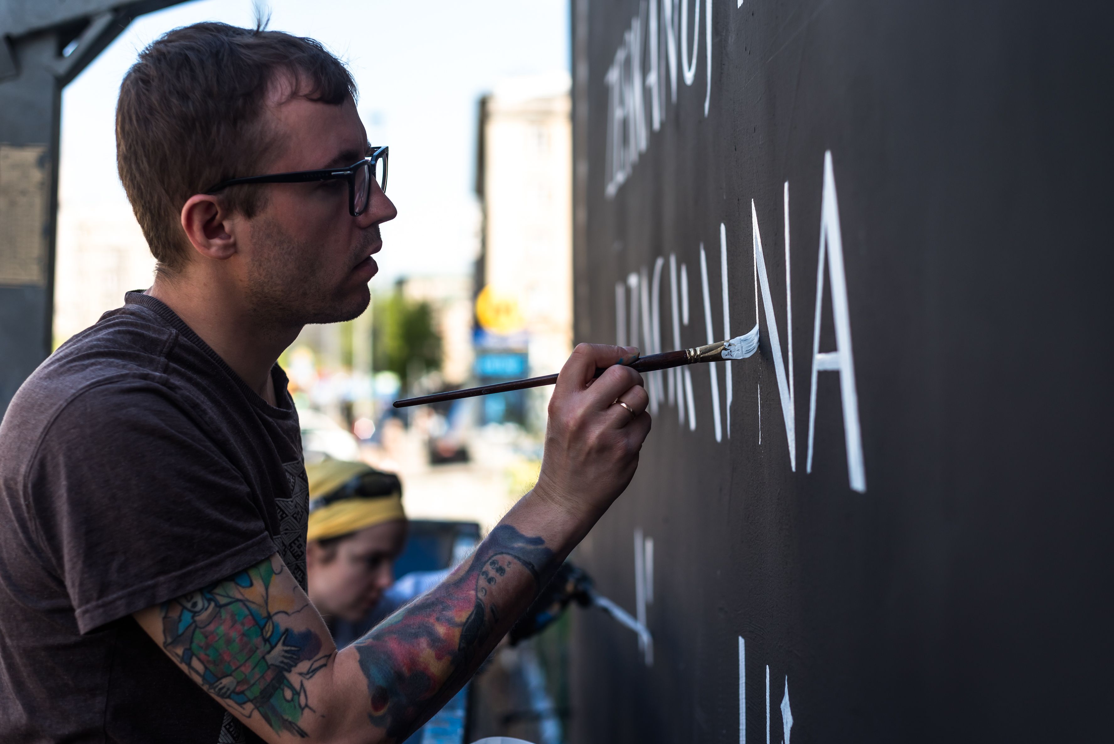 malarz Good Looking w trakcie malowanie muralu dla Sheba