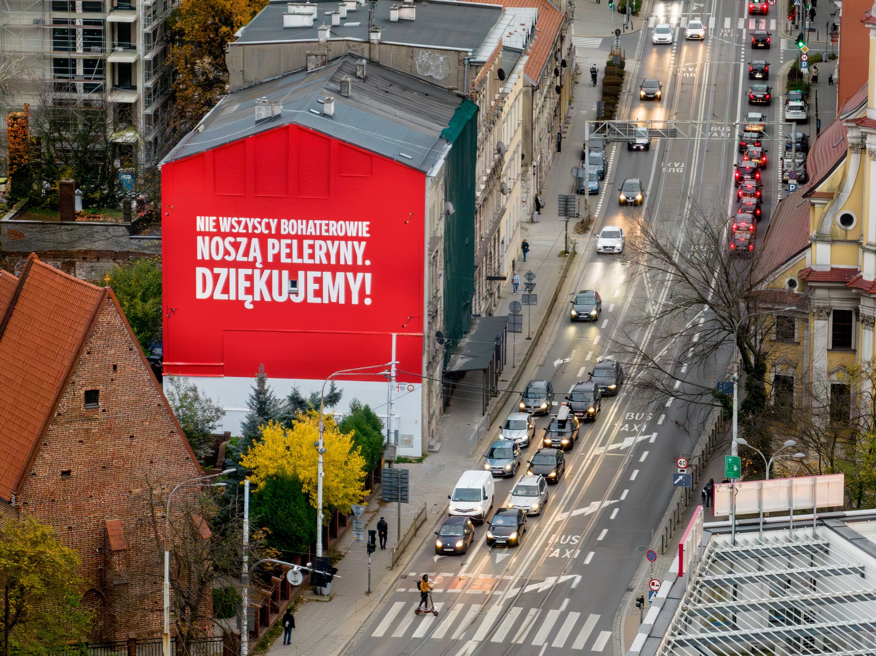 Good Looking Studio namalowało mural we Wrocławiu przy ulicy Traugutta 58 dla Coca-Cola