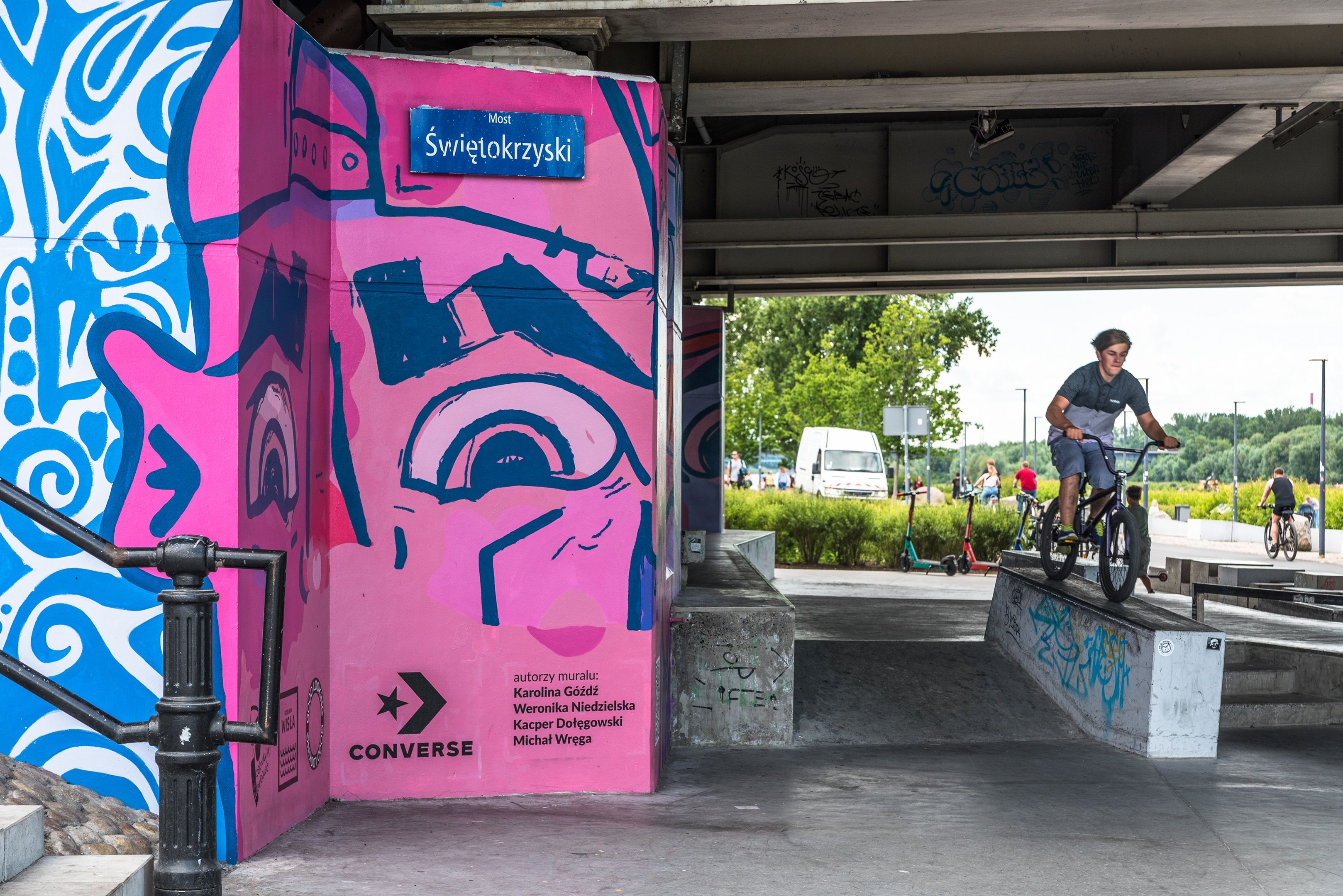 Good Looking namalowało mural w Warszawie przy Bulwarach Wiślanych dla marki Converse