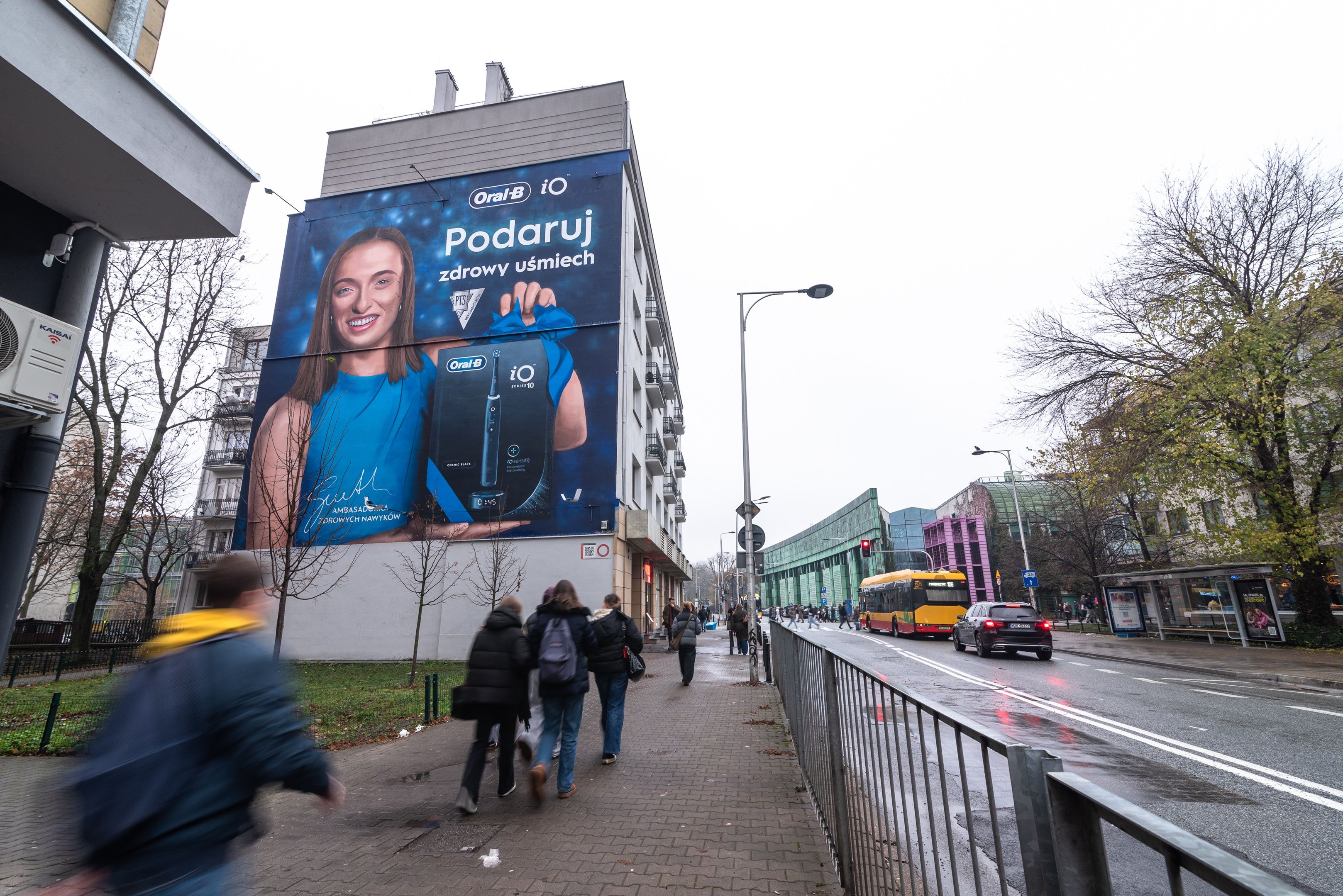 Good Looking namalowało mural w Warszawie przy ulicy Dobrej 53 dla marki Oral-B