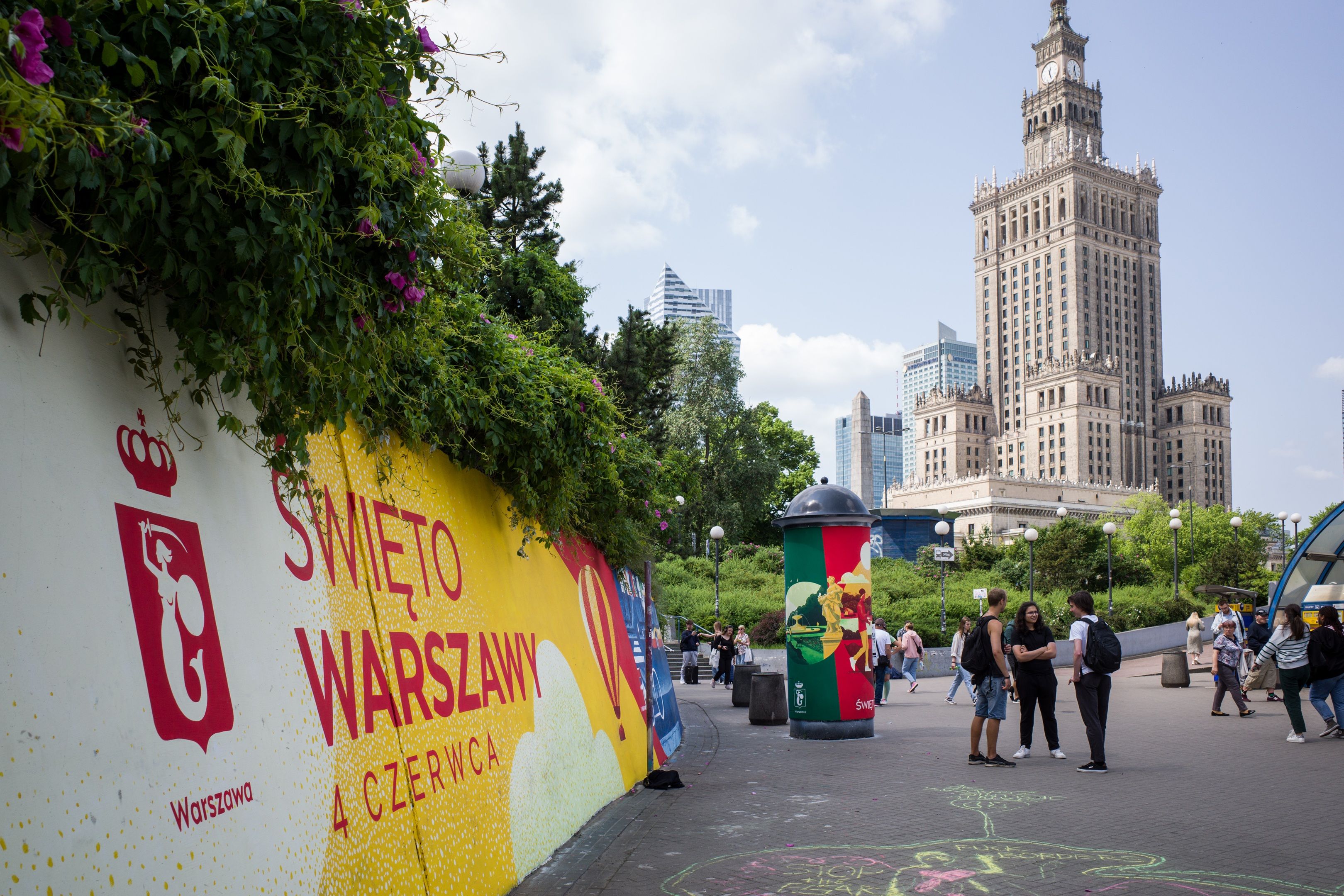 Good Looking Studio namalowało mural w Warszawie na Patelni na Święto Warszawy