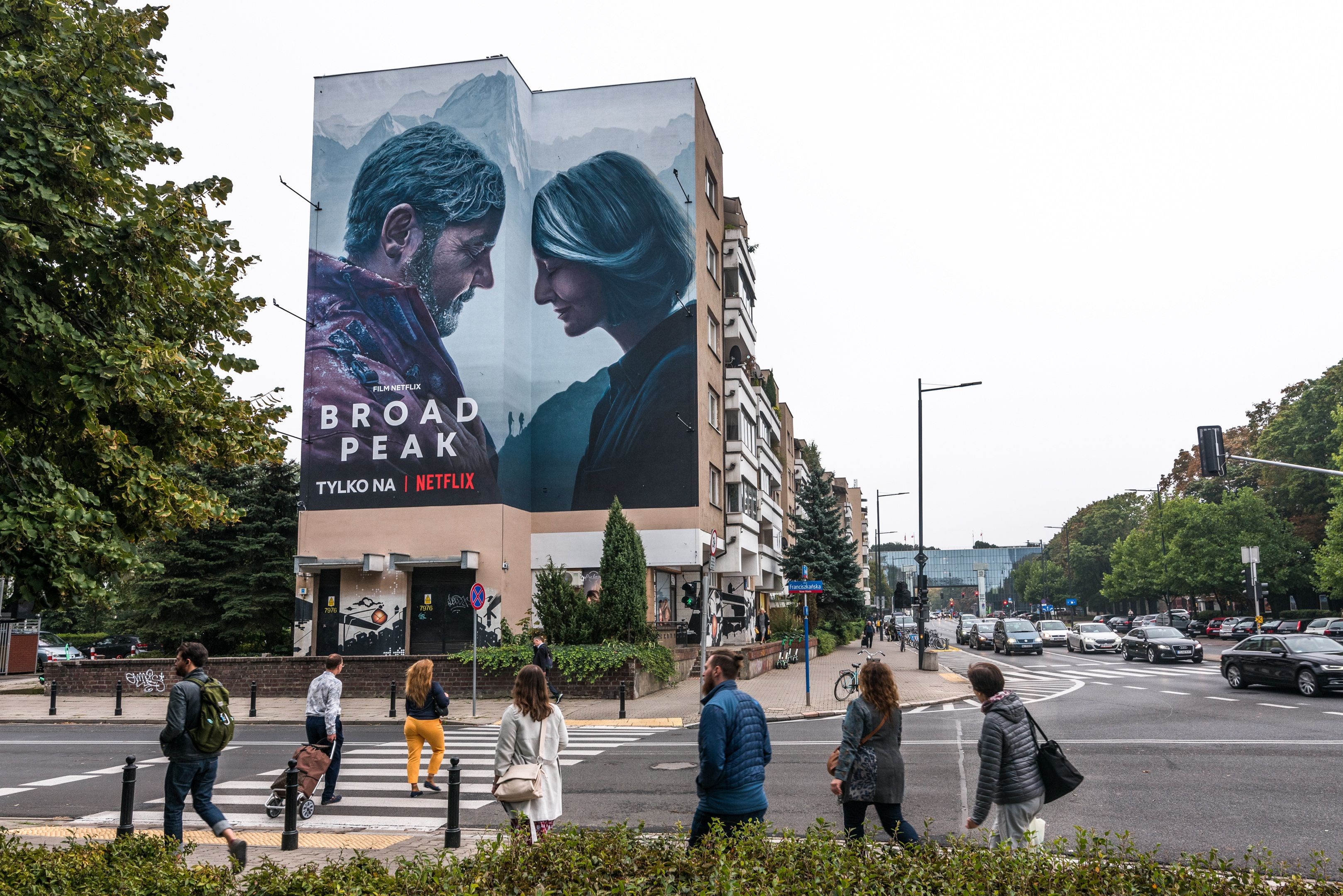 Good Looking namalowało mural w Warszawie przy ulicy Bonifraterskiej 6 dla Netflixa