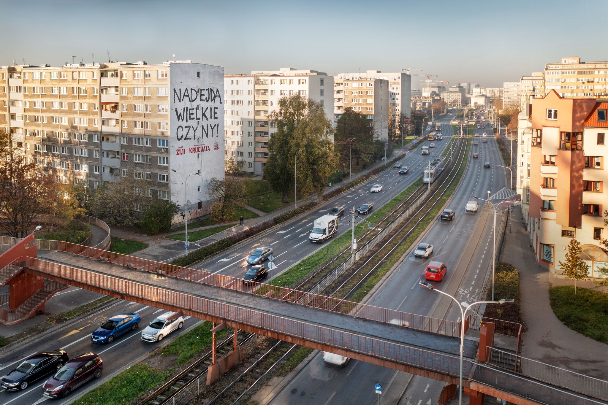 mural namalowany przez good looking studio we wrocławiu przy ul legnickiej 18, krucjata