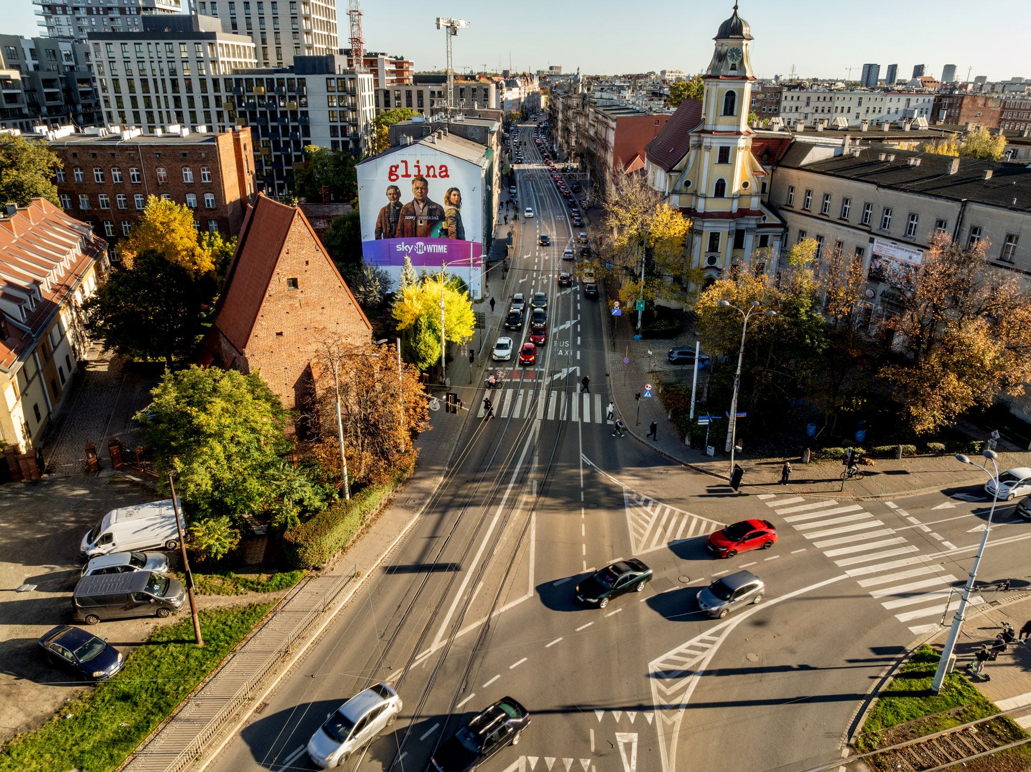Good Looking Studio namalowało mural we Wrocławiu przy ulicy Traugutta 58 dla SkyShowTime, Glina