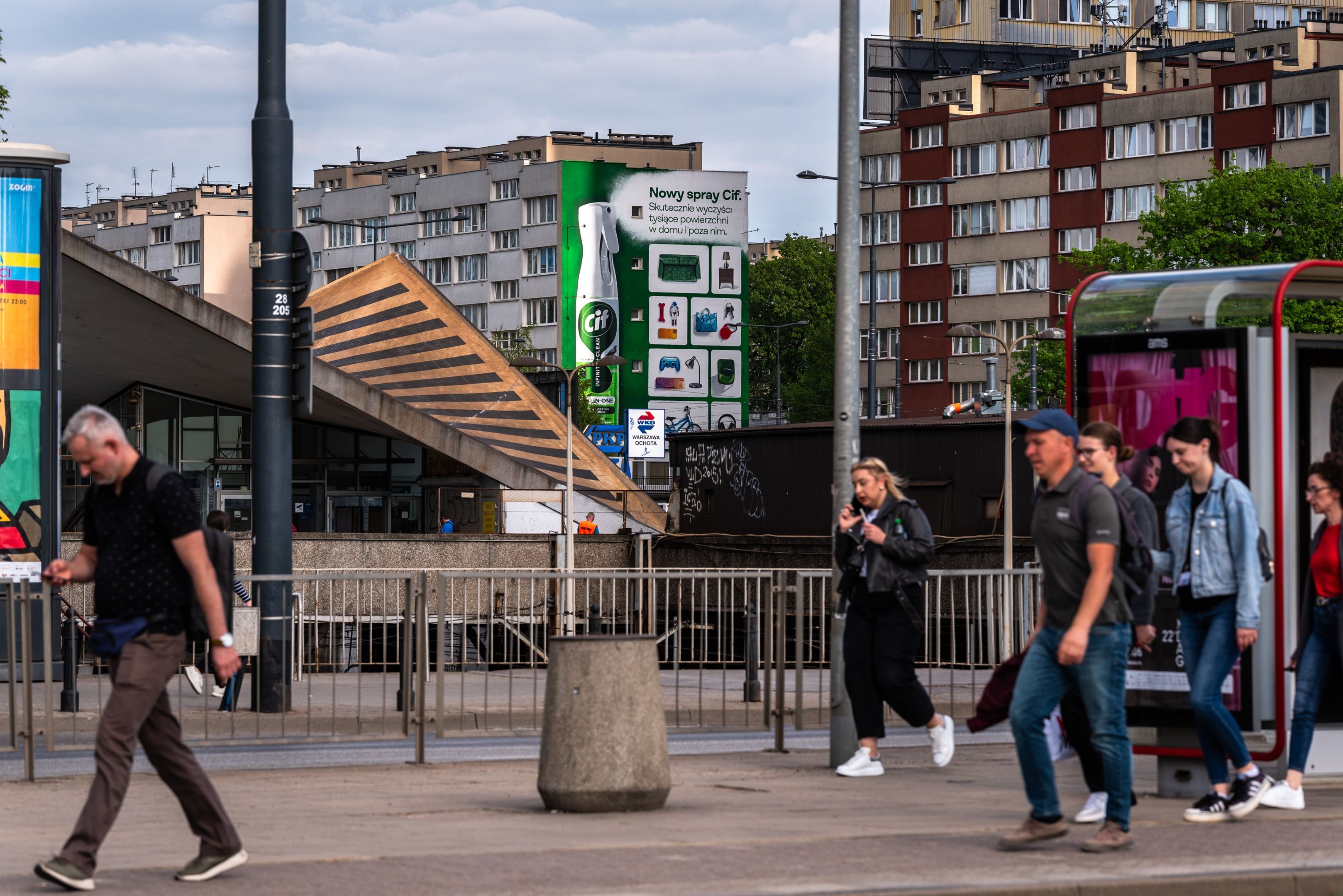 Good Looking Studio namalowało mural w Warszawie przy ulicy aleje Jerozolimskie 117 dla CIF