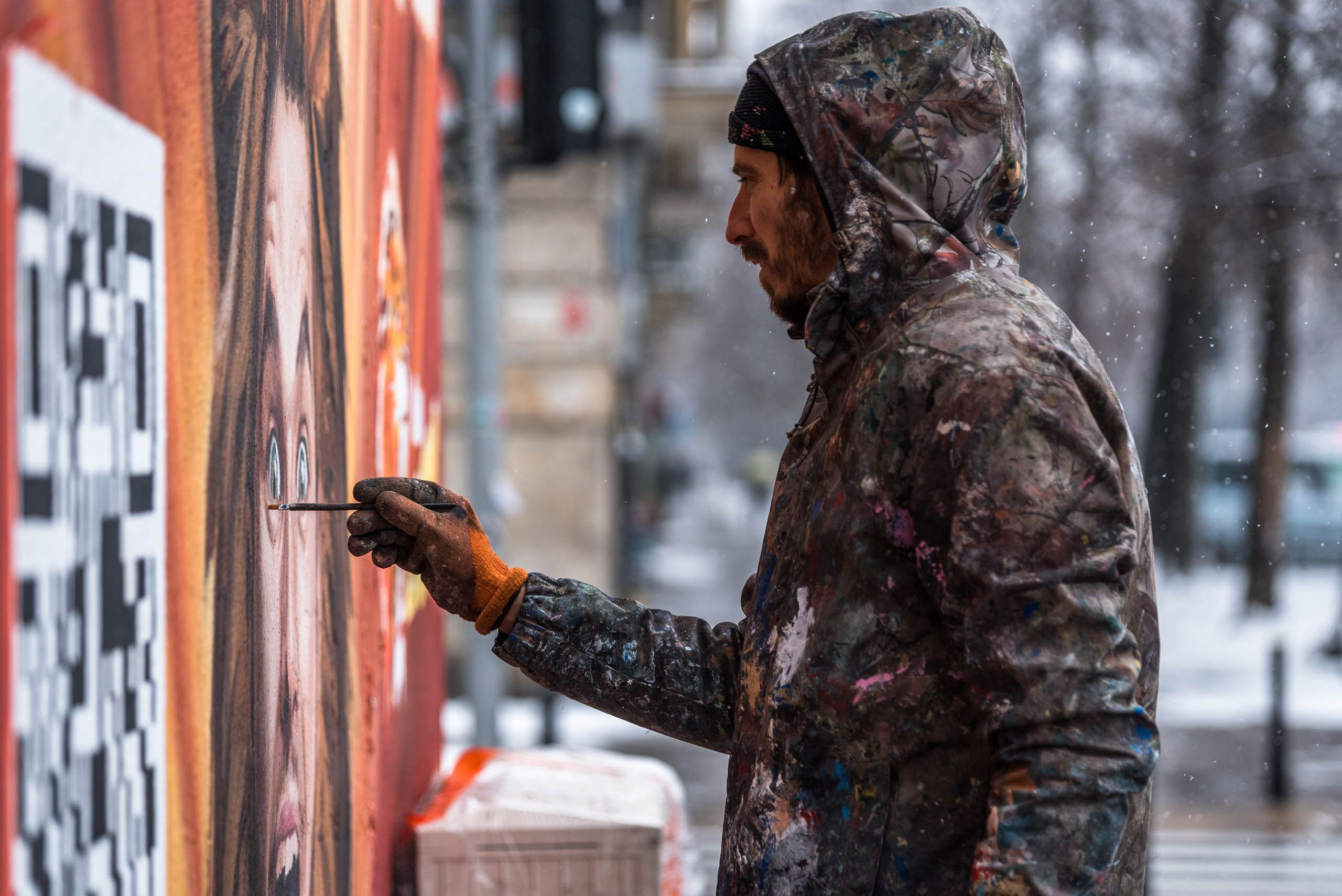 Muralista malujący detale twarzy