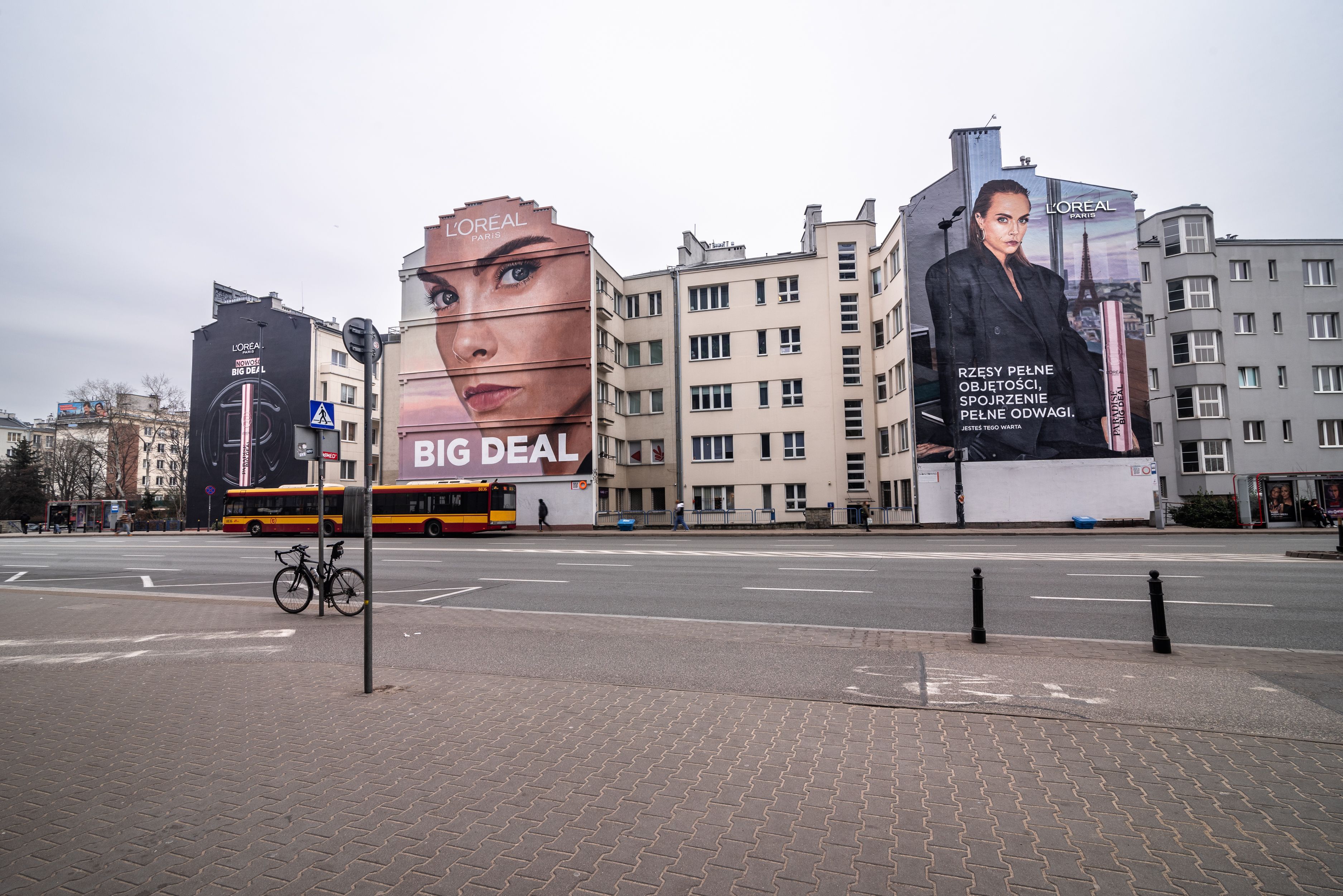 trzy murale namalowane na jednej ulicy dla jednej marki Loreal