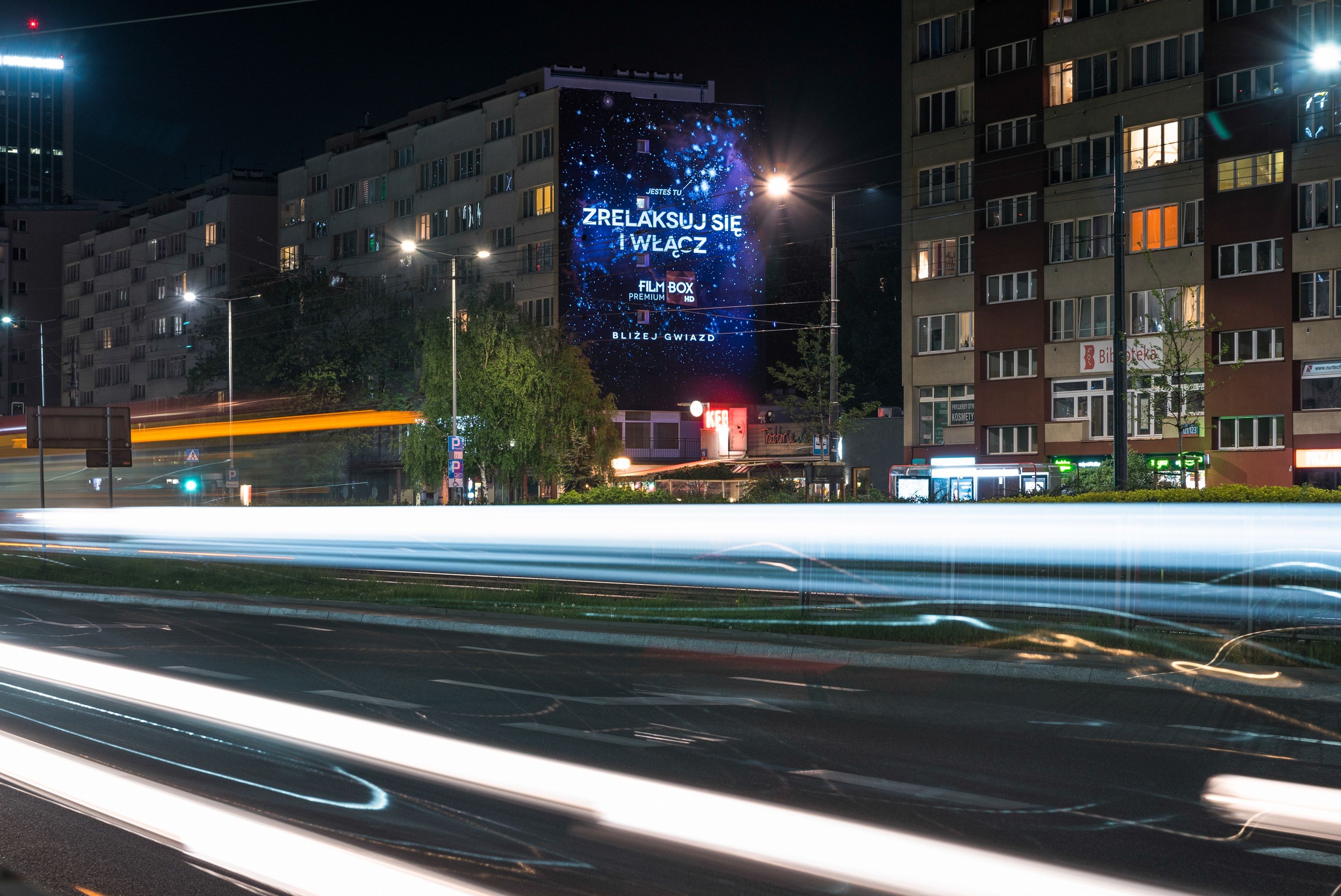 Good Looking Studio namalowało mural UV w Warszawie przy ulicy aleje Jerozolimskie 117 dla FilmBox