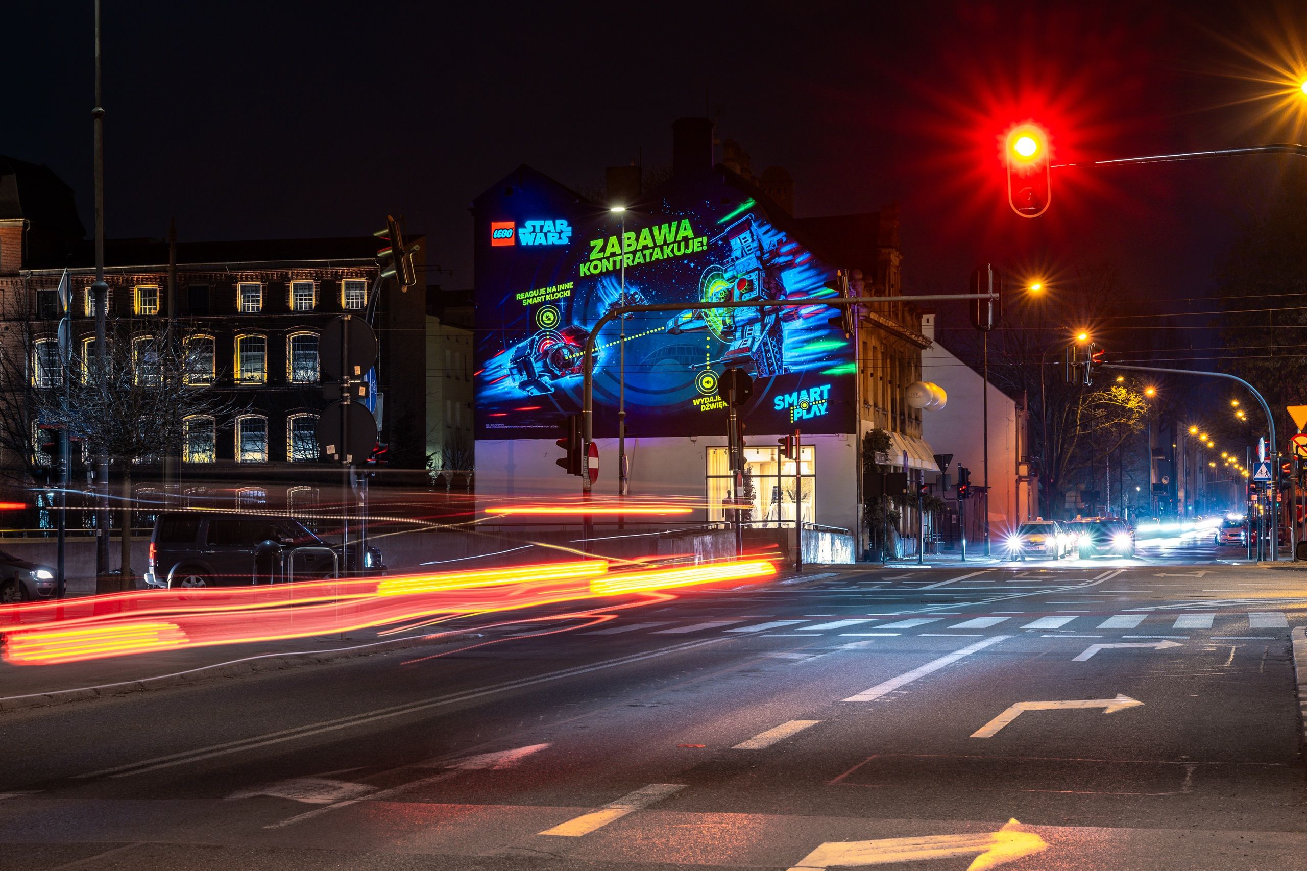 Mural z efektem UV dla Lego w Łodzi nocą