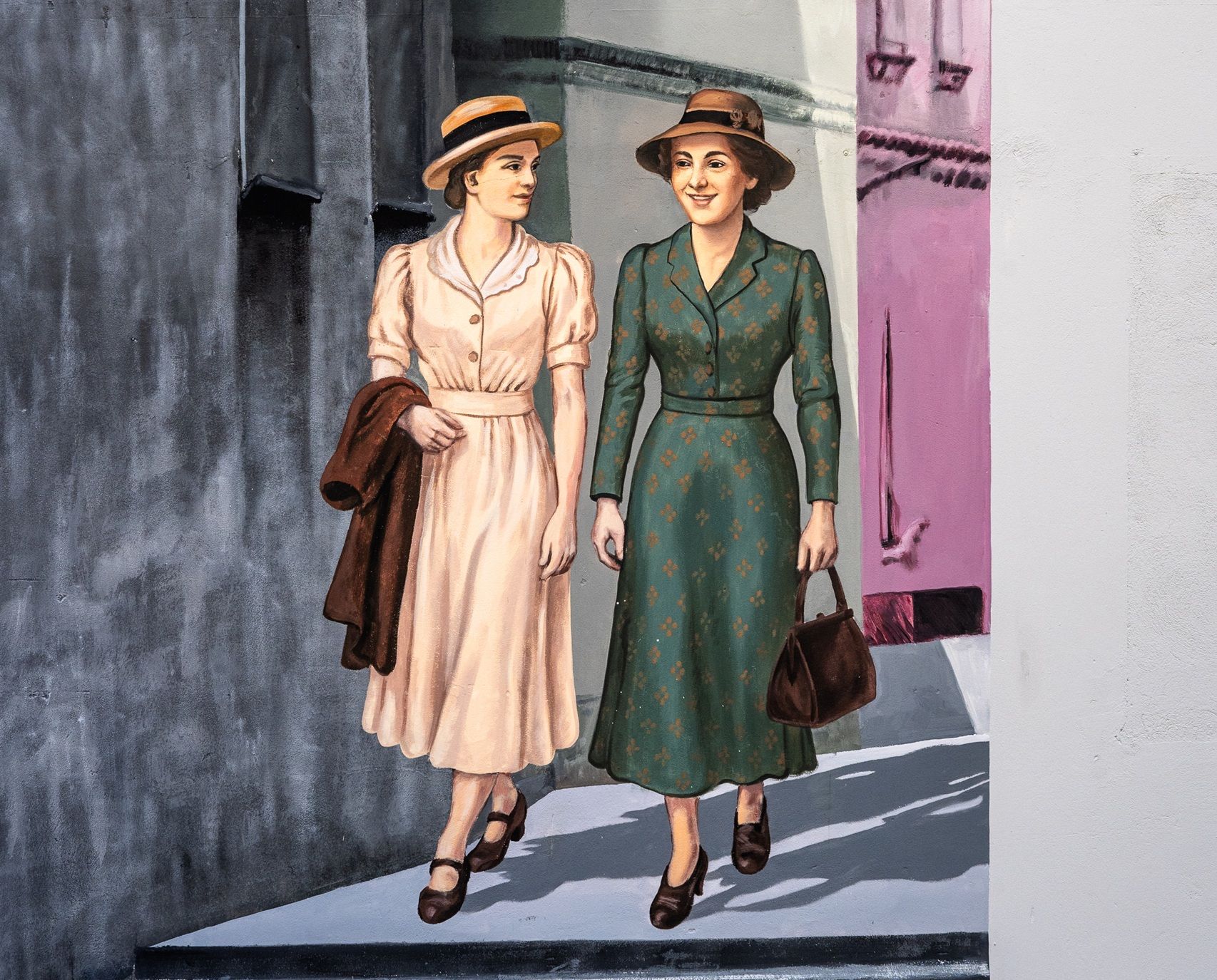 zbliżenie na postacie na muralu przy chmielnej 21 w warszawie