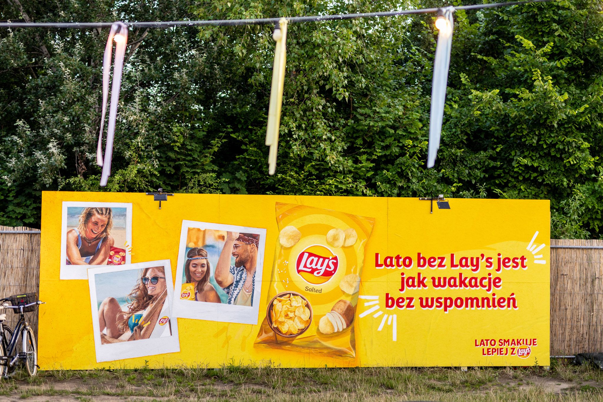 Ręcznie malowany mural we Wrocławiu przy ulicy Wejherowskiej dla Lays