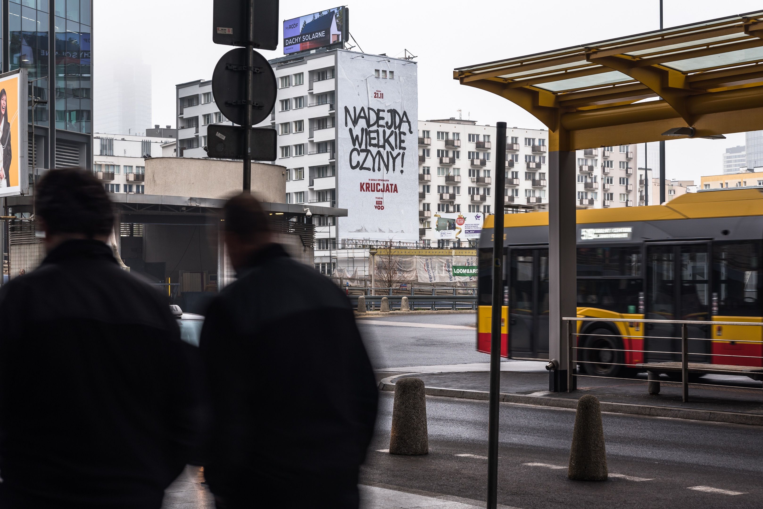 Mural reklamowy w Warszawie przy ulicy Chmielnej 98 namalowany przez Good Looking dla Krucjaty