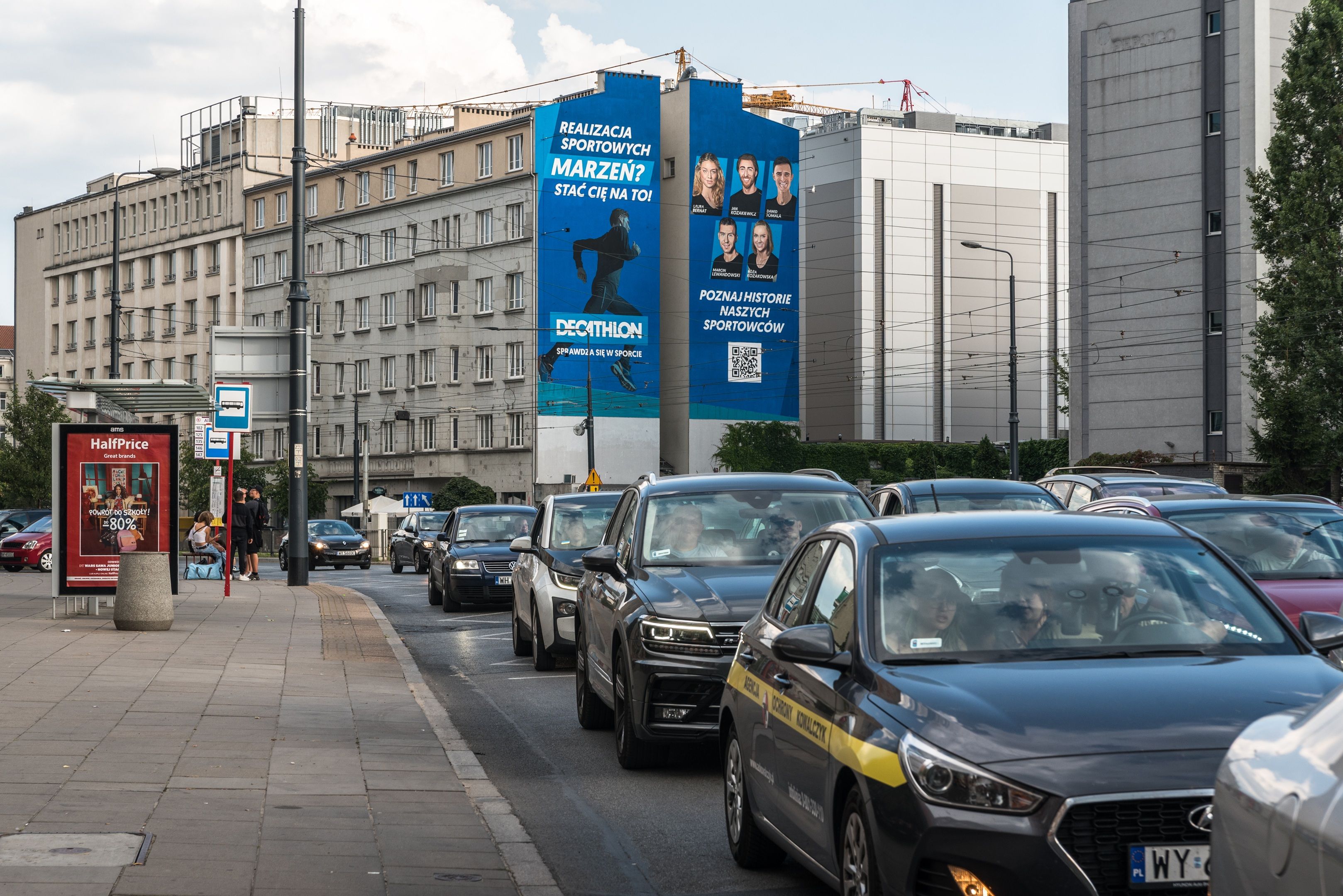 Good Looking Studio namalowało mural w Warszawie przy Zamoyskiego 26A dla decathlon