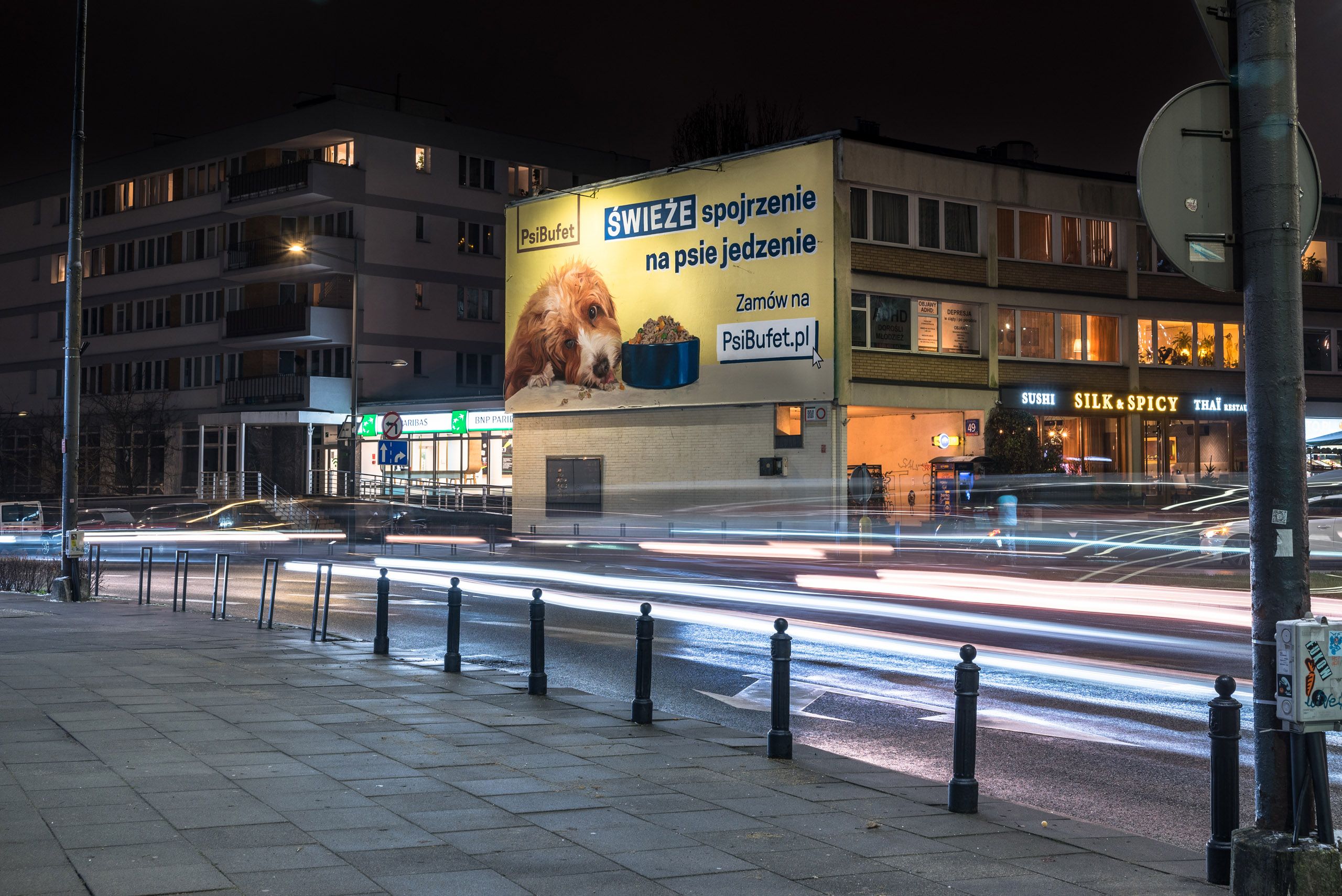 mural reklamowy przedstawiający psa obok miski z jedzeniem - reklama dla marki Psibufet.pl