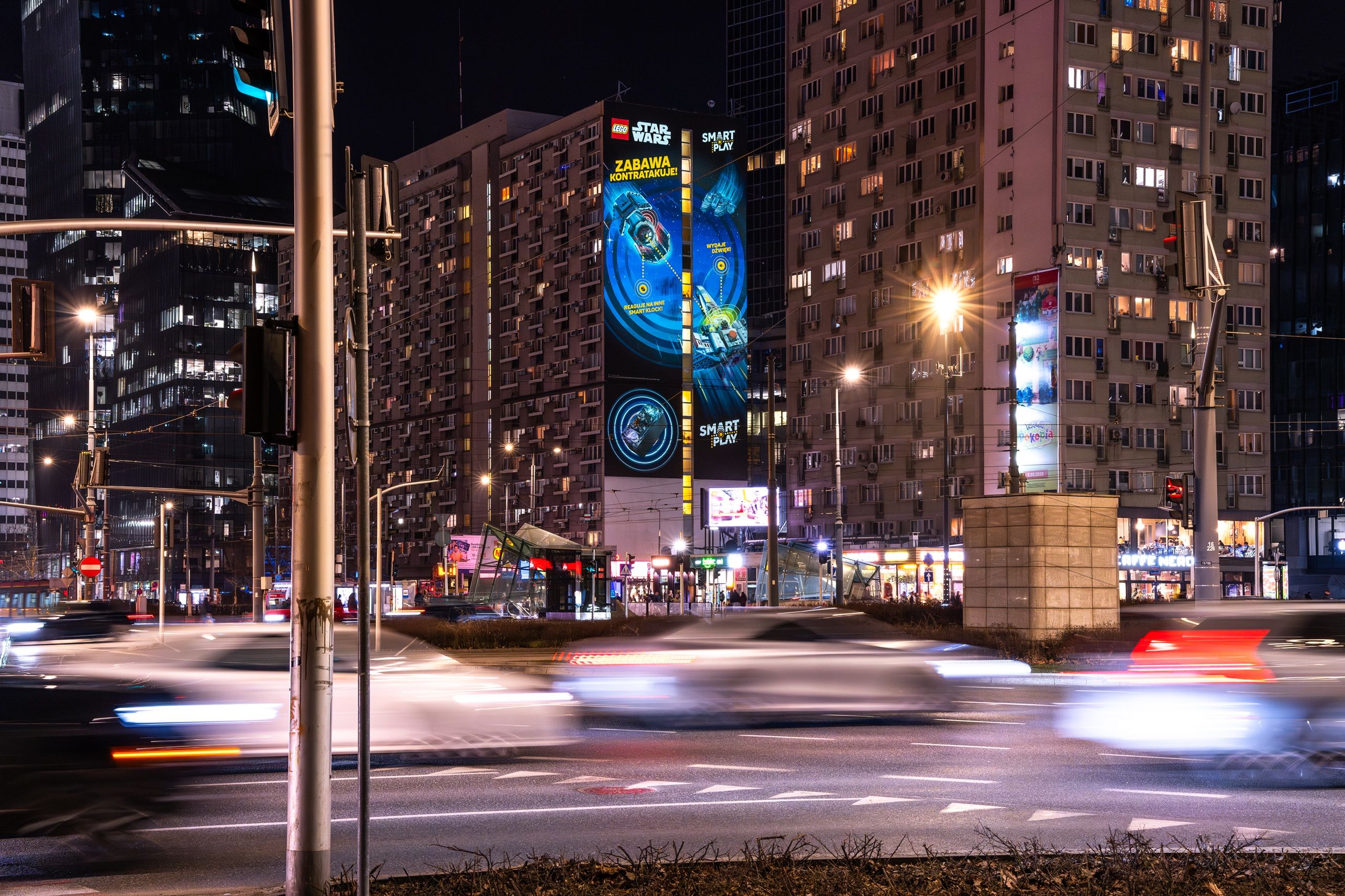 Mural z efektem motion dla Lego przy ul Jana Pawła II w Warszawie, efekt nocą