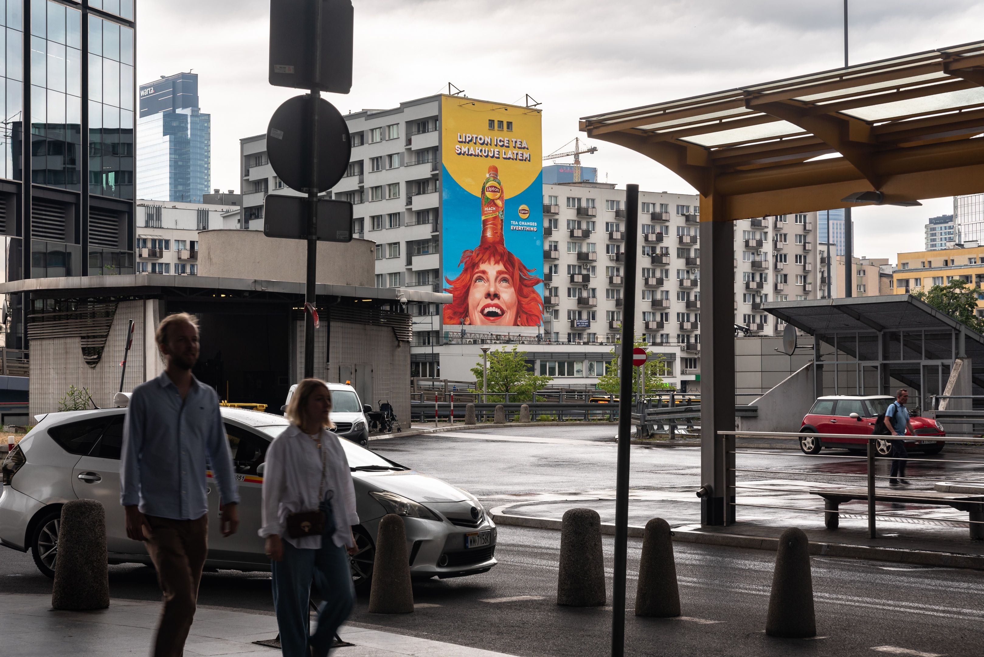 Mural reklamowy w Warszawie przy ulicy Chmielnej 98 namalowany przez Good Looking dla Lipton