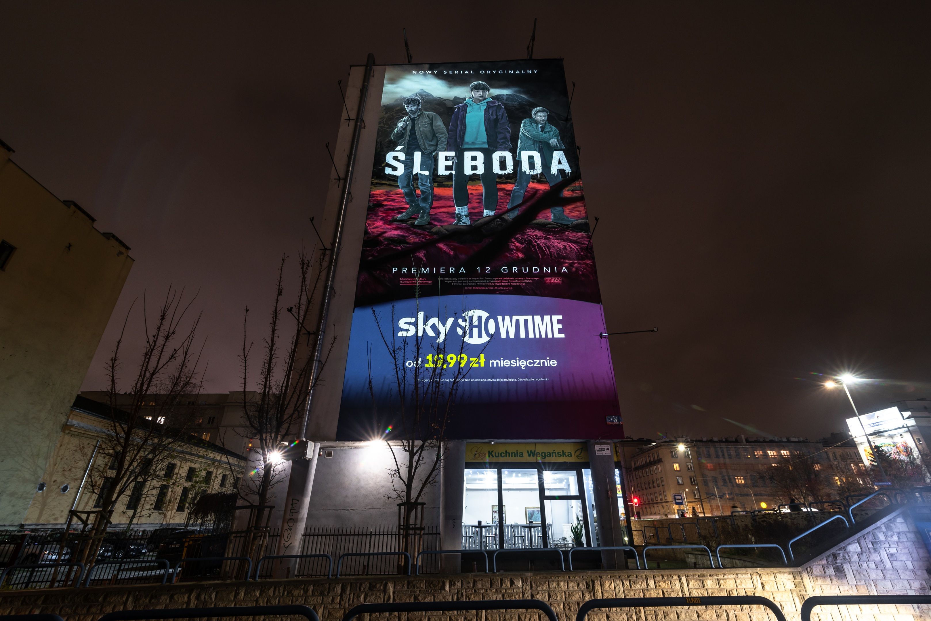 Good Looking Studio namalowało mural w Warszawie przy ulicy Waryńskiego 3 dla marki sky show time, śleboda