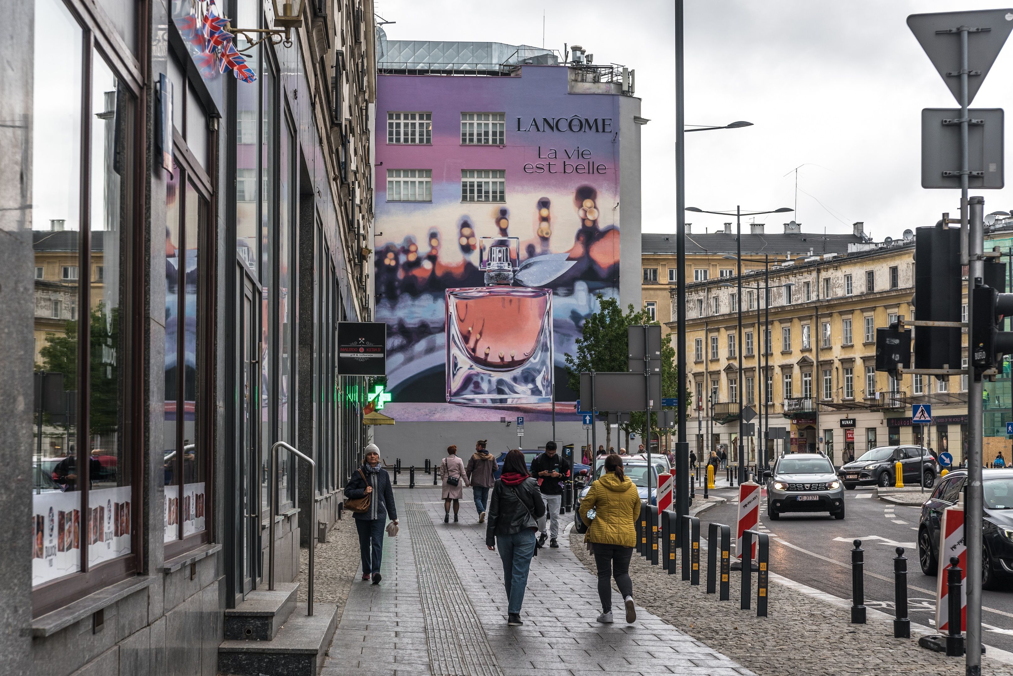 Good Looking, mural w Warszawie przy ulicy Brackiej 25 dla Lancome