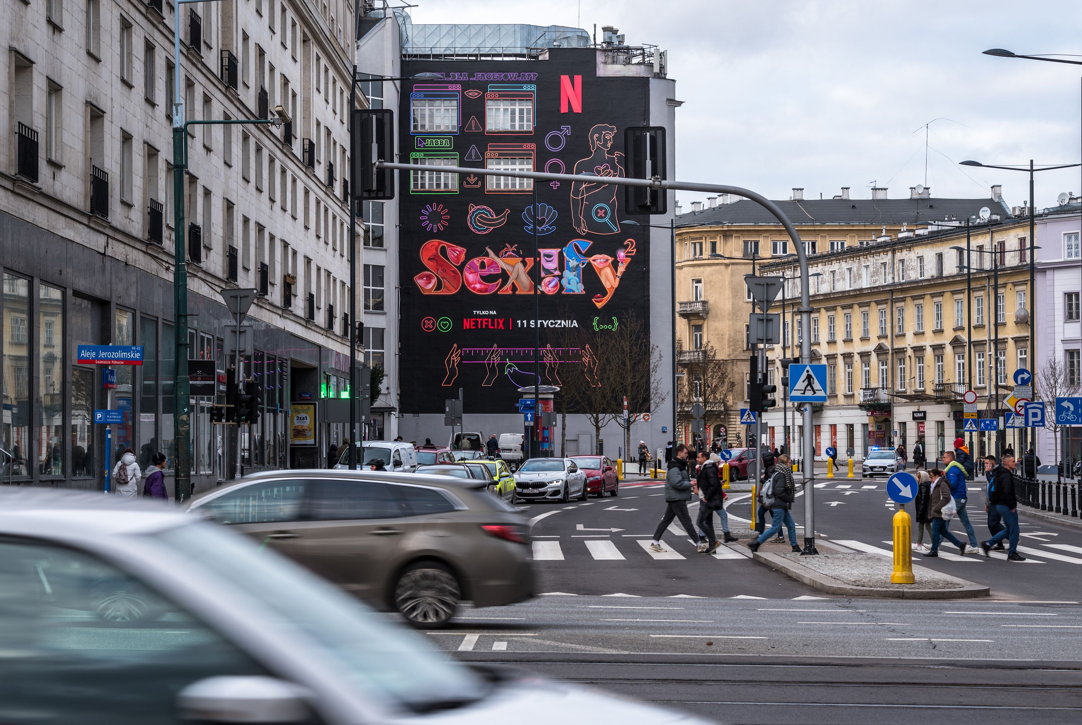 mural dla Netflix "Sexify" w Warszawie przy ulicy Brackiej 25