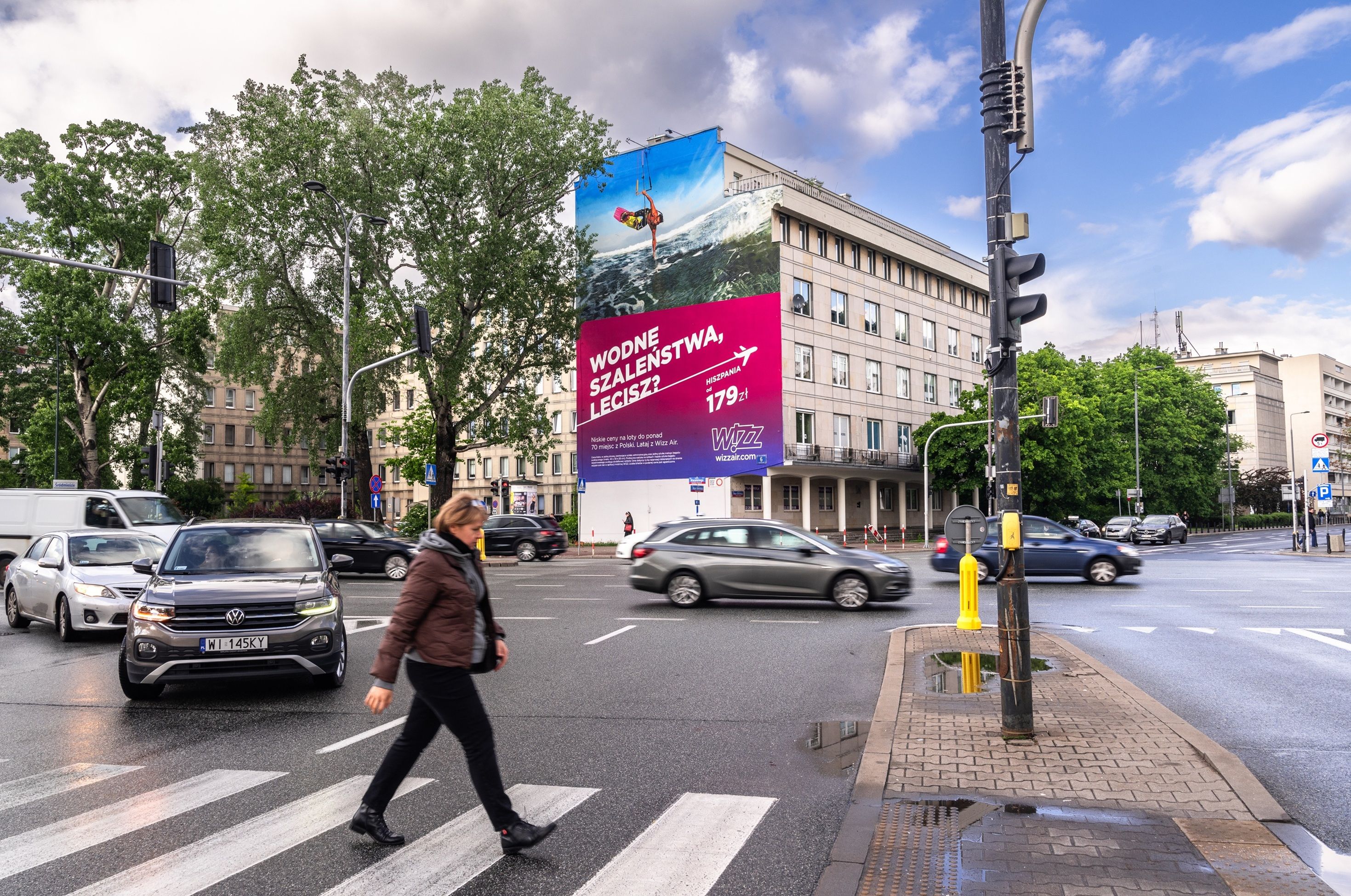 Good Looking namalowało mural w Warszawie przy ulicy Boya-Żeleńskiego 6 dla WizzAir