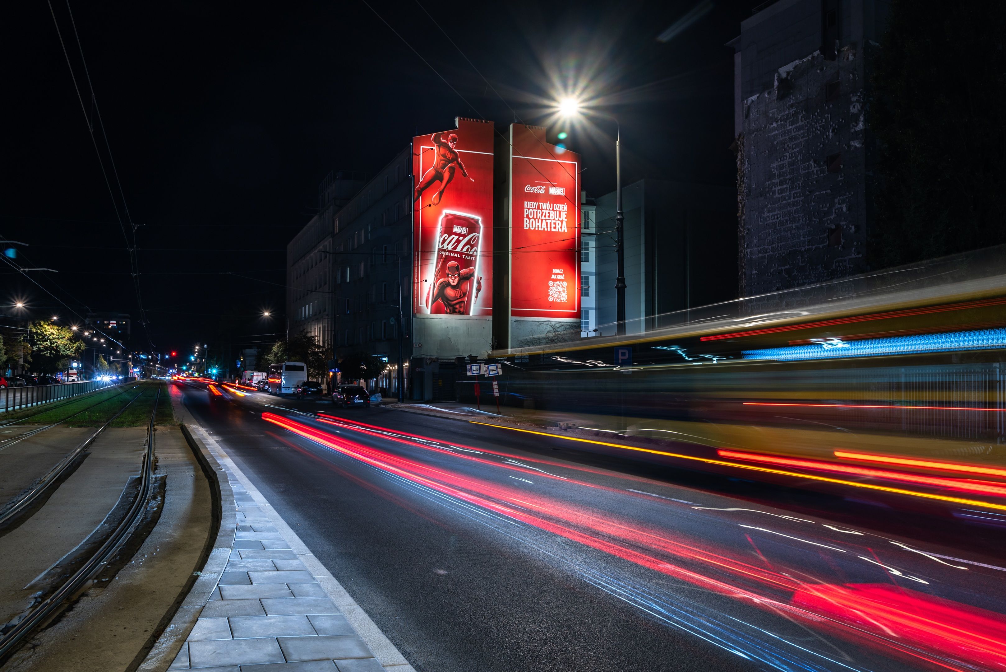 Good Looking Studio namalowało mural w Warszawie przy Zamoyskiego 26A dla Coca-Cola