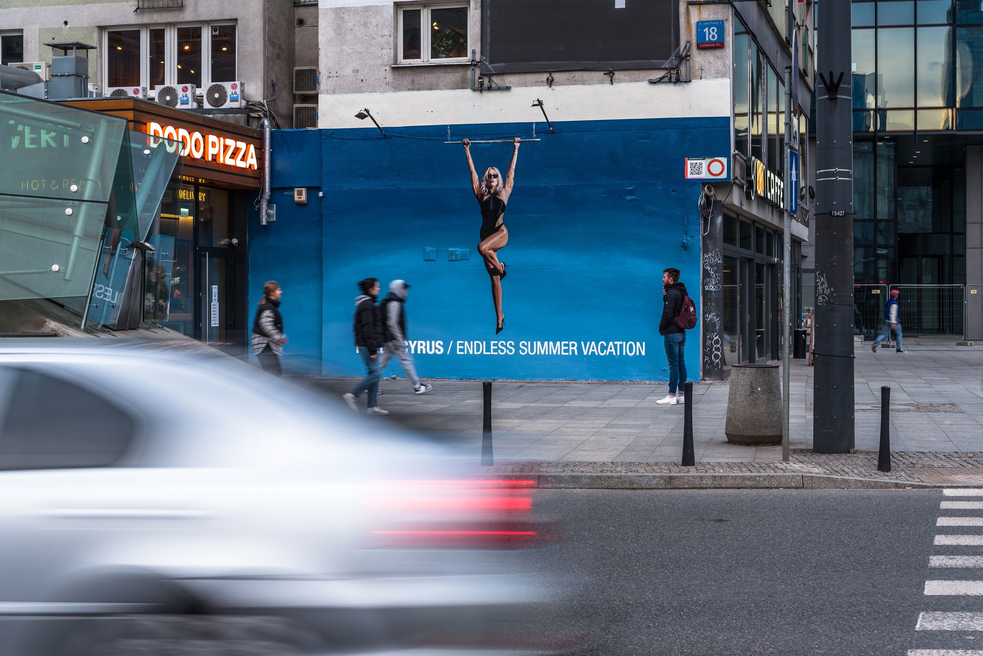 Good Looking Studio namalowało mural w Warszawie przy ulicy aleja Jana Pawła 18 dla Sony Music, Miley Cyrus