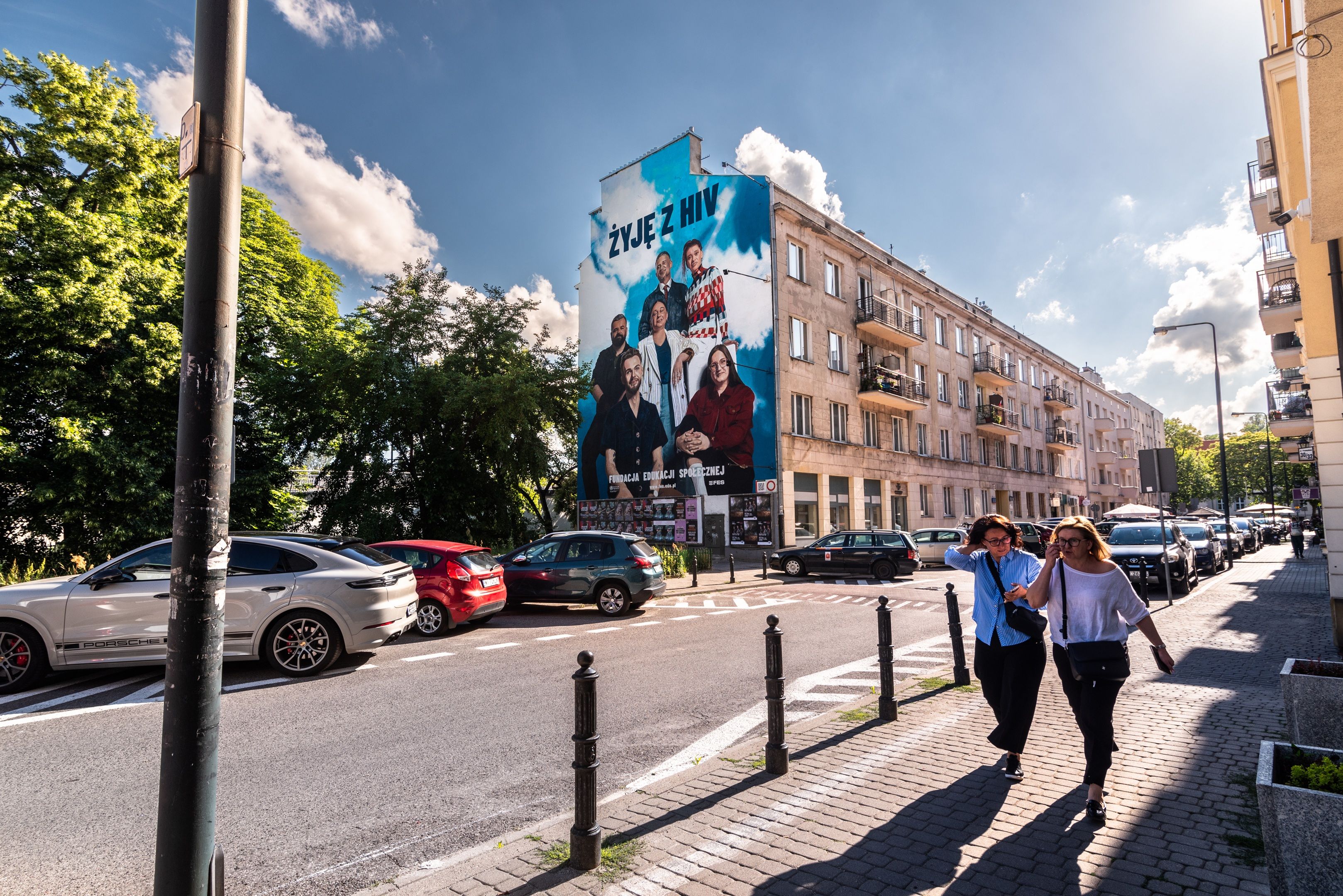 Good Looking Studio namalowało mural w Warszawie przy Przemysłowej 31/33, fes