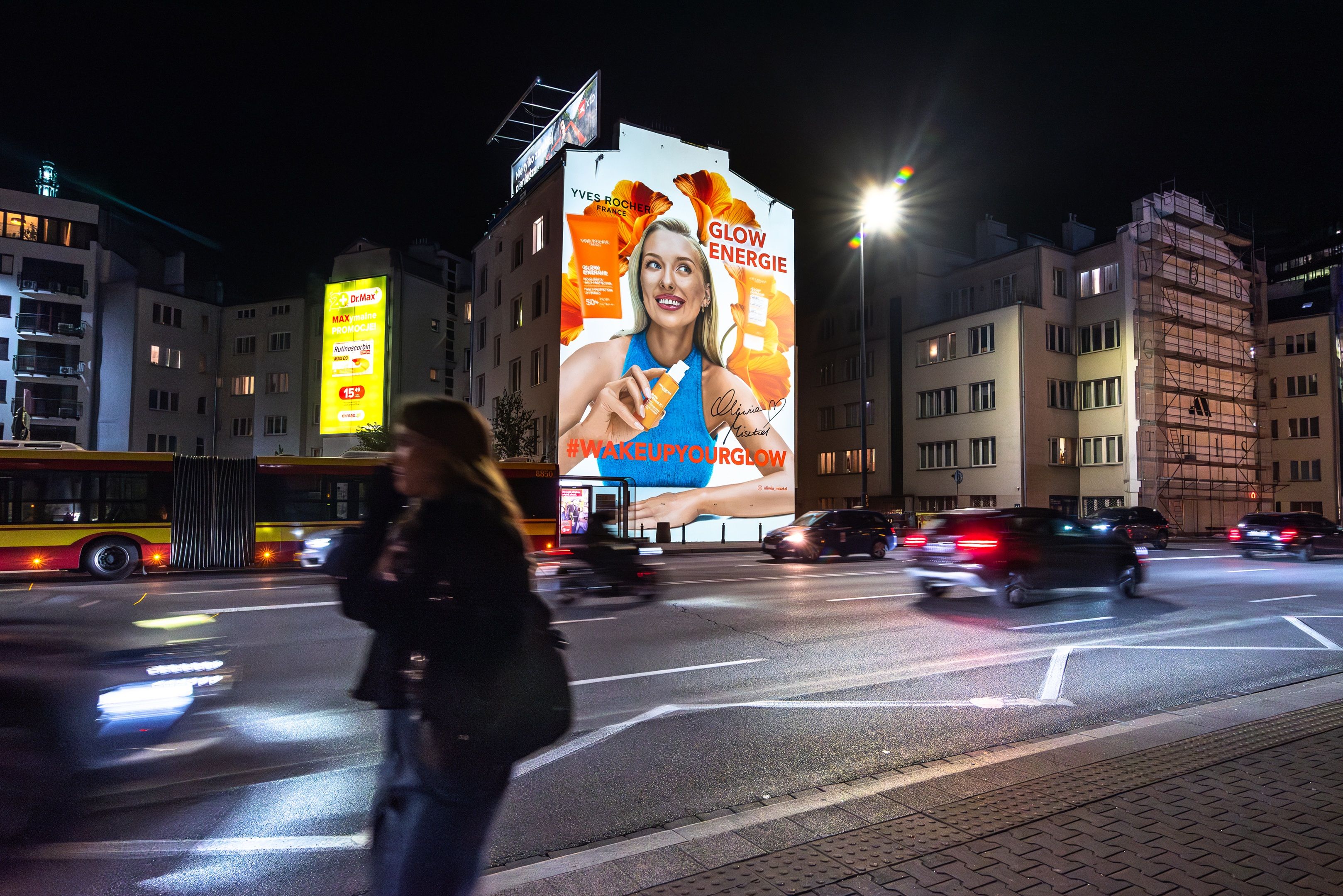 Good Looking namalowało mural w Warszawie przy ulicy Jaworzyńskiej 8 dla Yves Rocher