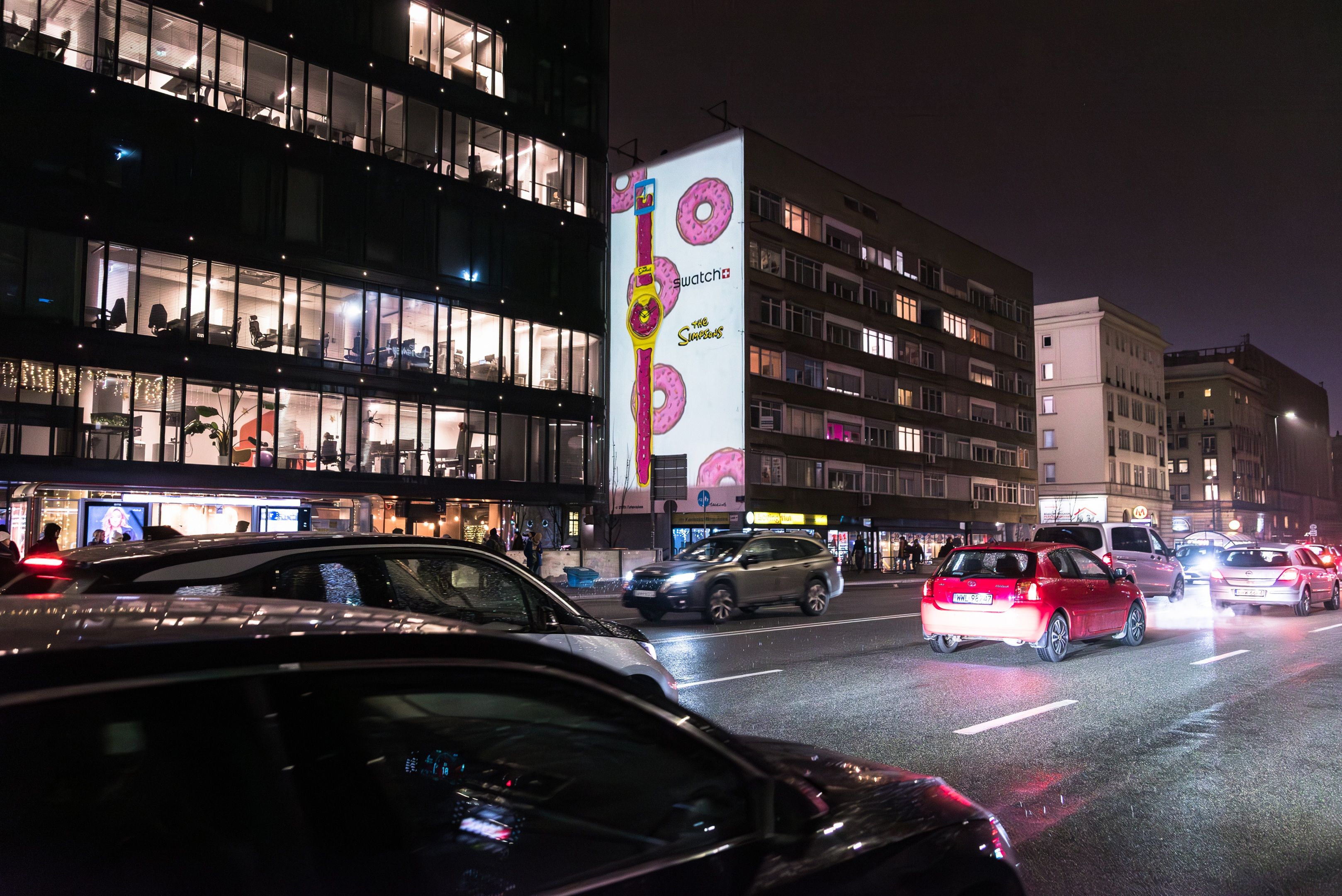 Good Looking Studio namalowało mural w Warszawie przy ulicy Waryńskiego 3 dla marki swatch