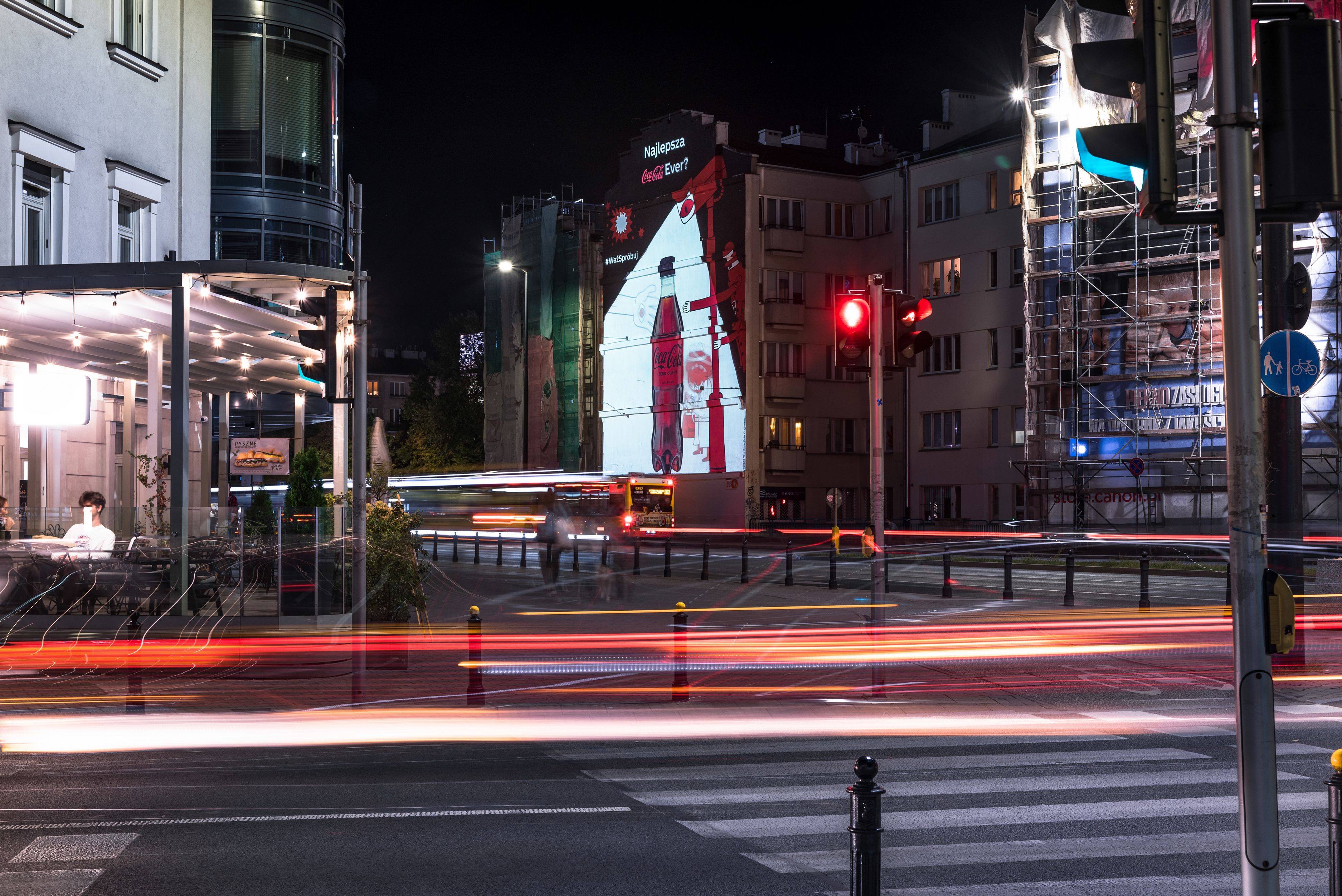 Mural z efektem motion zrealizowany dla Coca-Cola przez Good Looking Studio