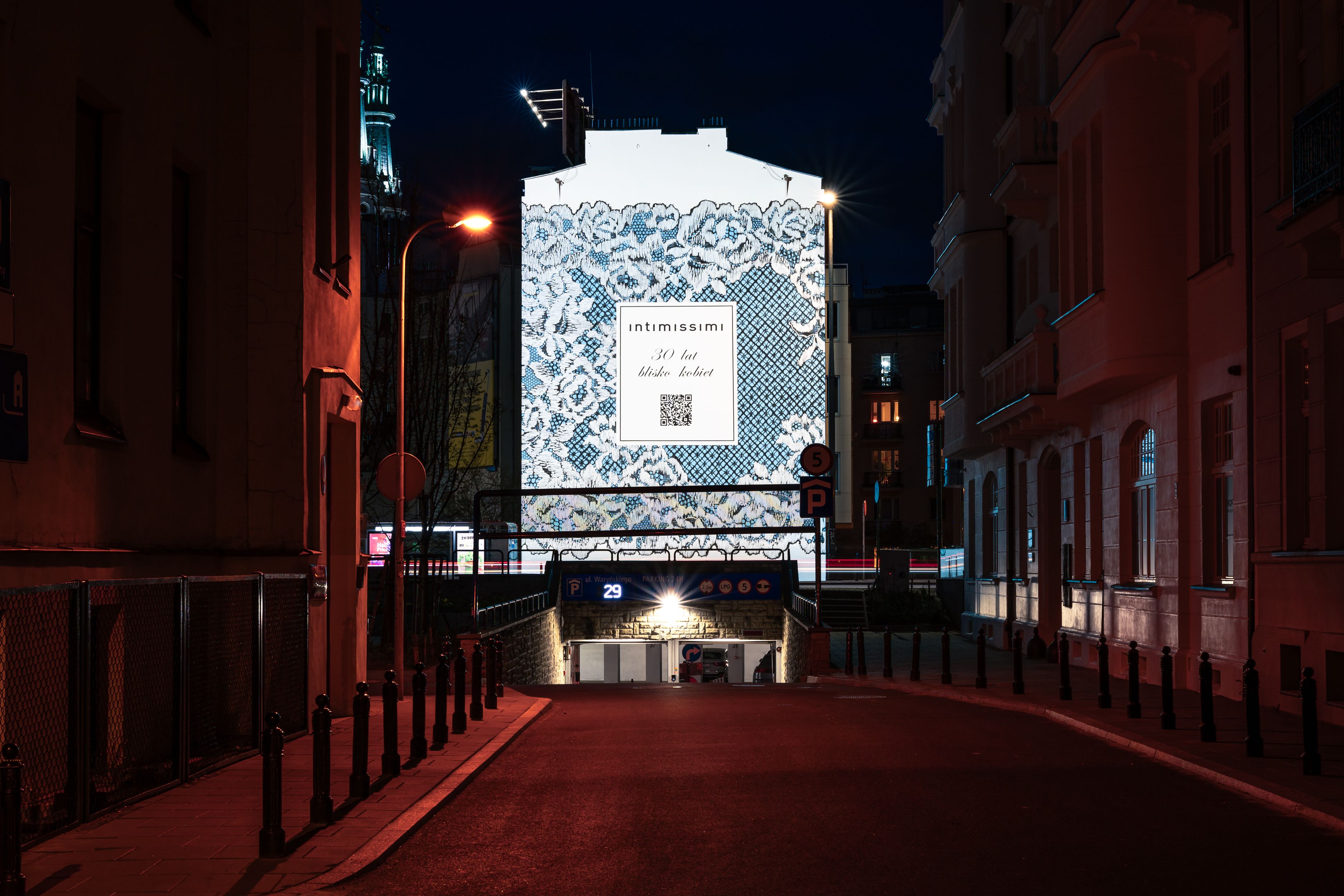 Good Looking namalowało mural reklamowy dla marki Intimissimi w Warszawie