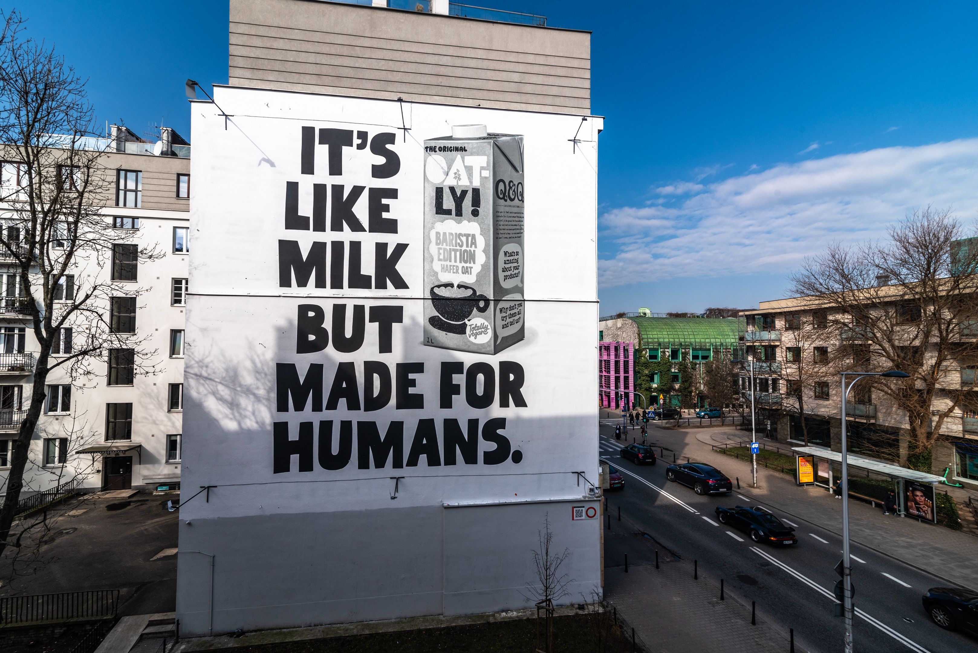 Good Looking namalowało mural w Warszawie przy ulicy Dobrej 53 dla marki Oatly