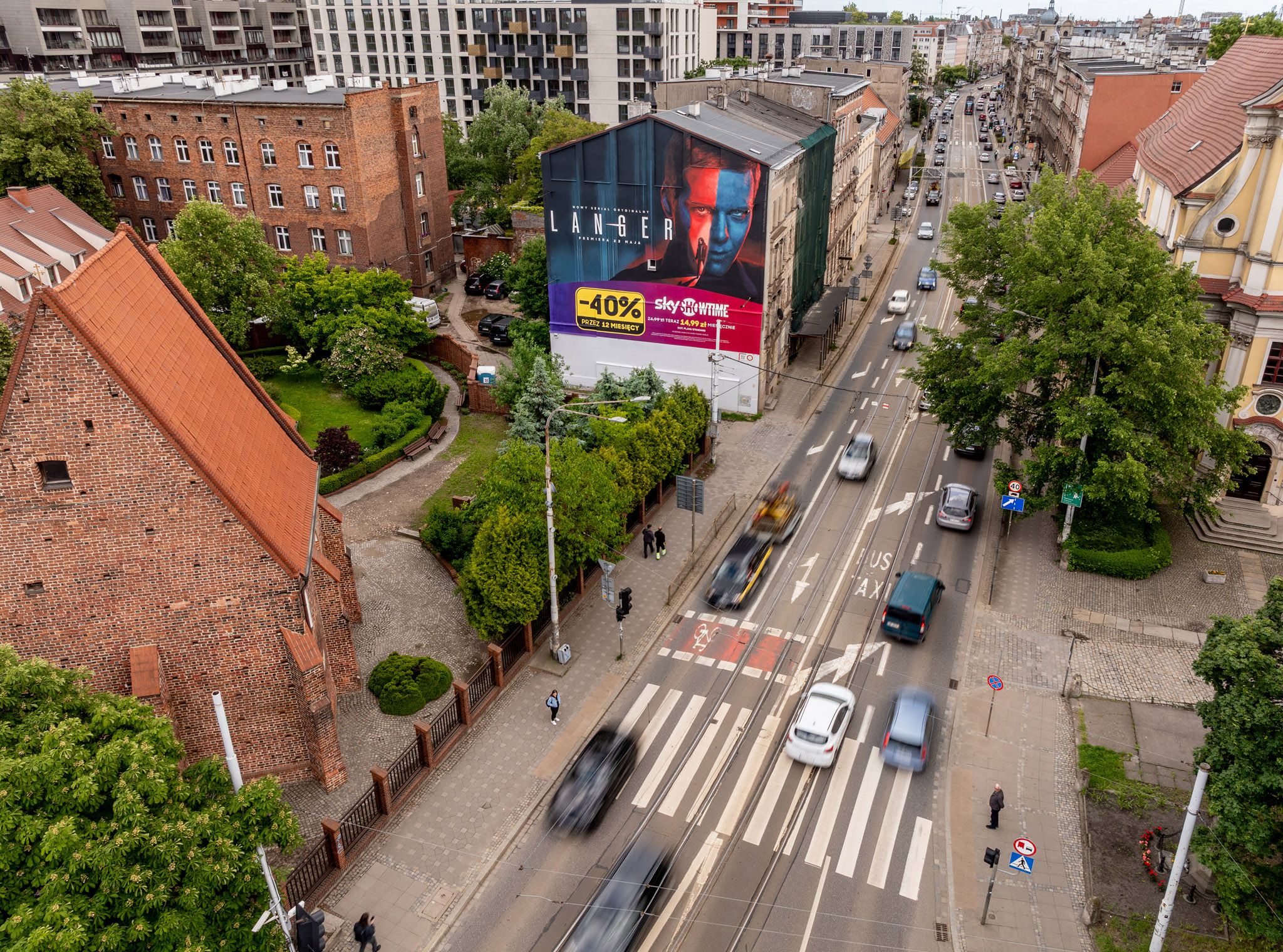Good Looking Studio namalowało mural we Wrocławiu przy ulicy Traugutta 58 dla SkyShowTime, Langer