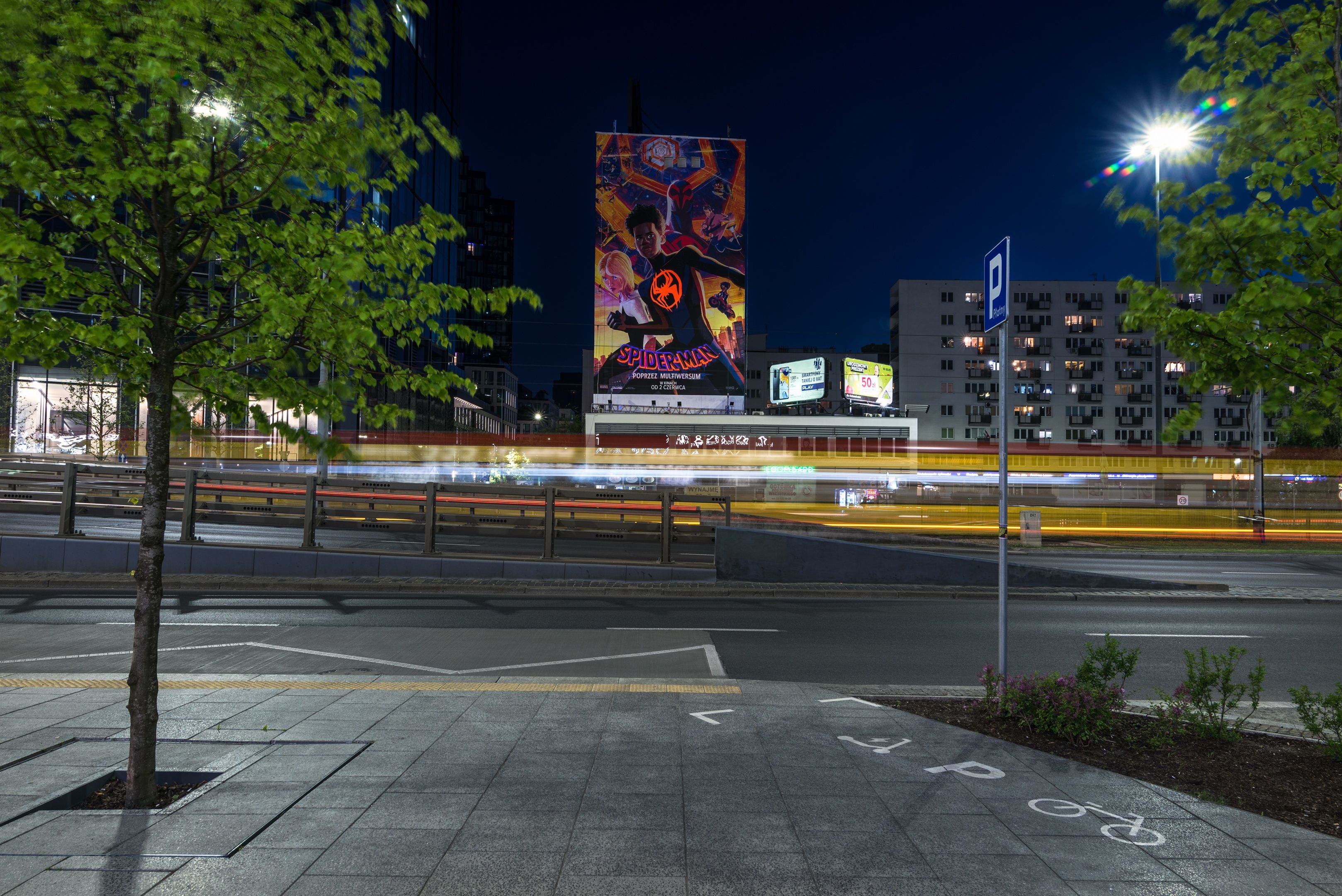 Mural reklamowy w Warszawie przy ulicy Chmielnej 98 namalowany przez Good Looking dla Spider-Man