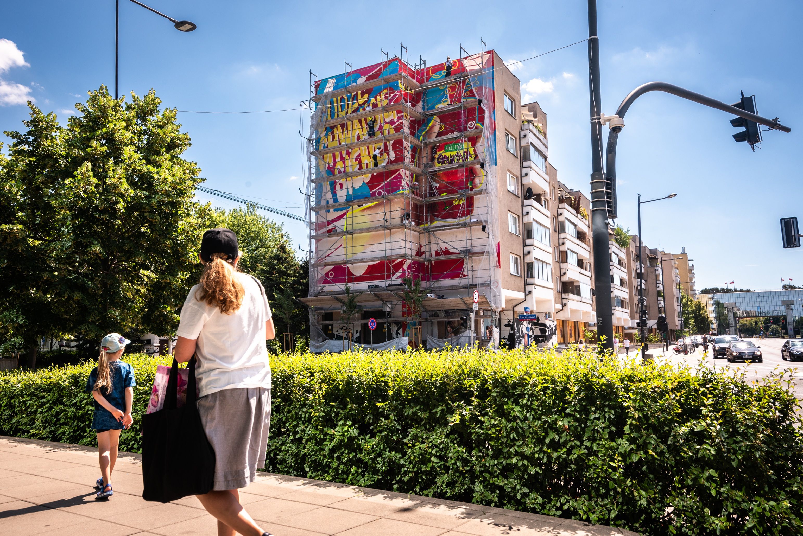 Good Looking namalowało mural w Warszawie przy ulicy Bonifraterskiej 6, malowanie 