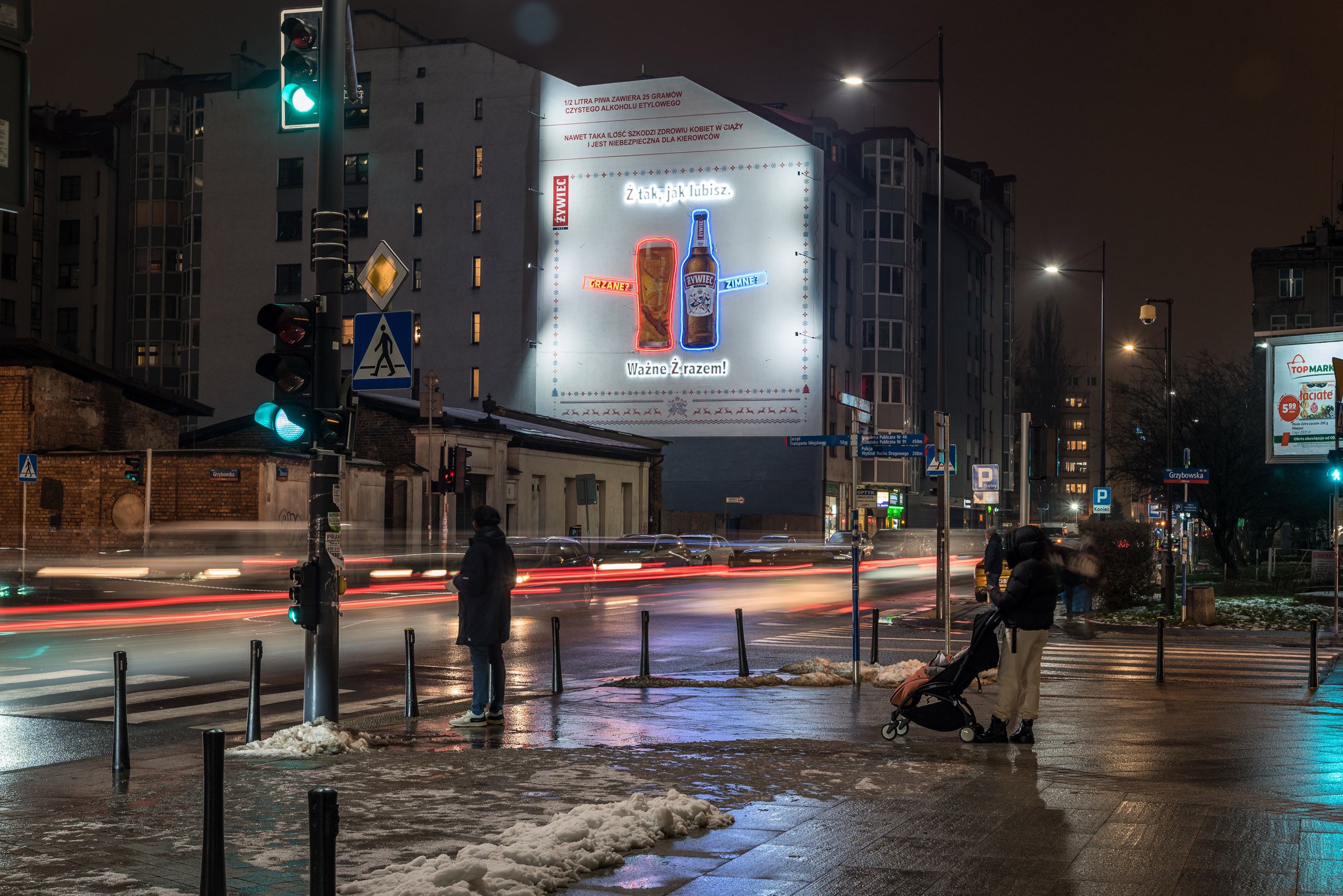 mural relkamowy wykonany dla marki Żywiec, namalowane ręcznie produkty podkreślone są po obwodzie świecącymi taśmami LED