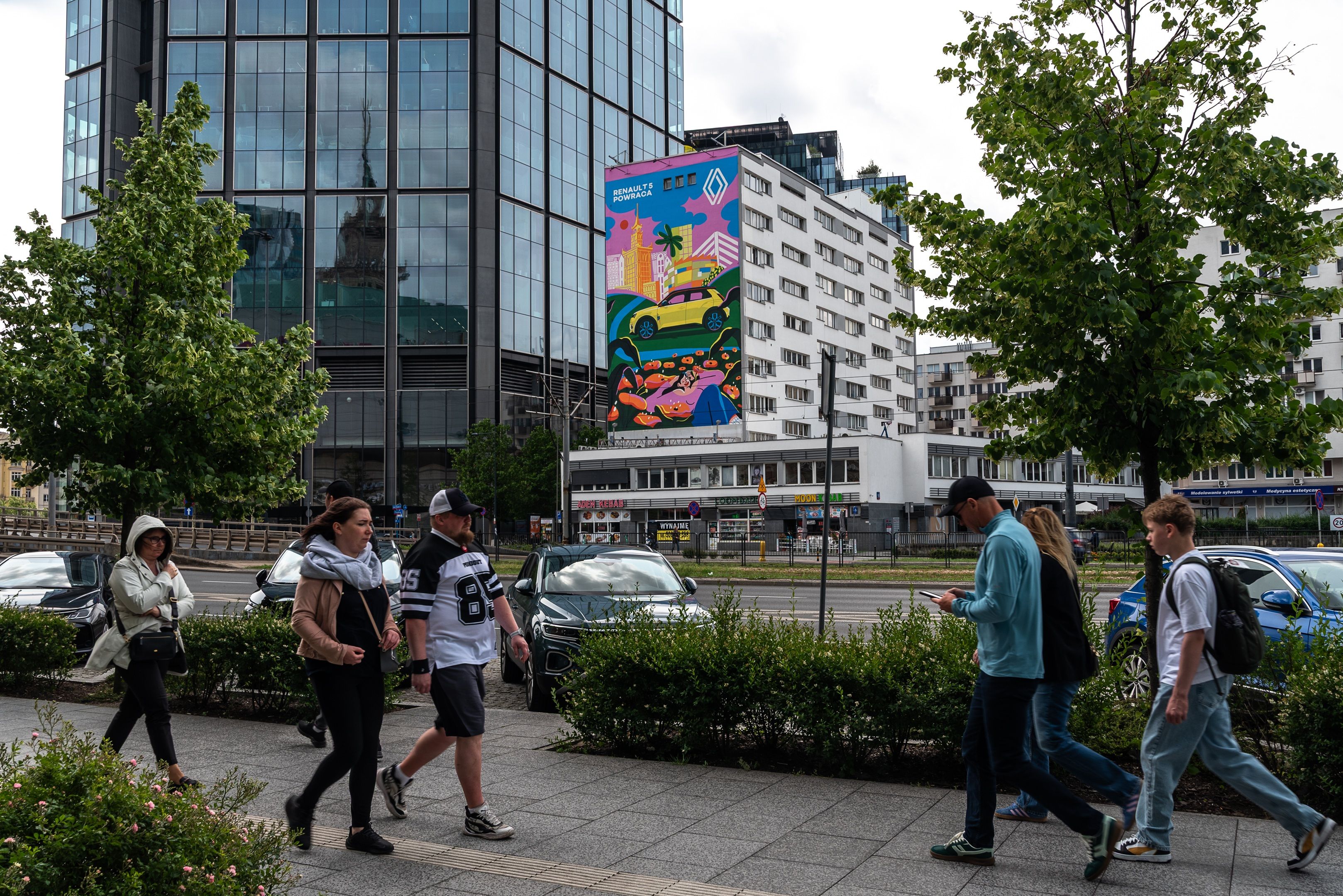 Mural reklamowy w Warszawie przy ulicy Chmielnej 98 namalowany przez Good Looking dla Renault