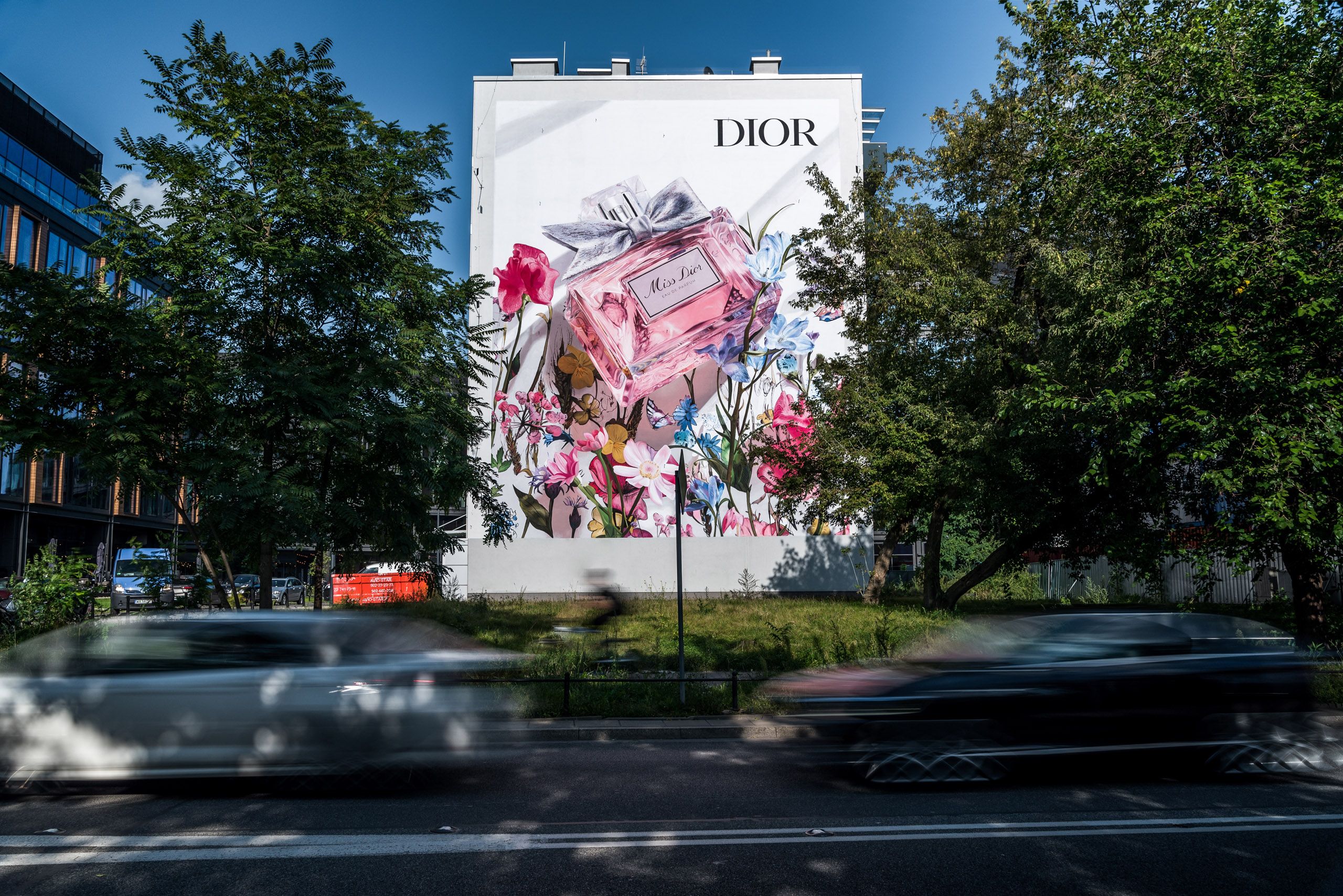 mural reklamowy dla marki Dior przedstawiający butelkę perfum