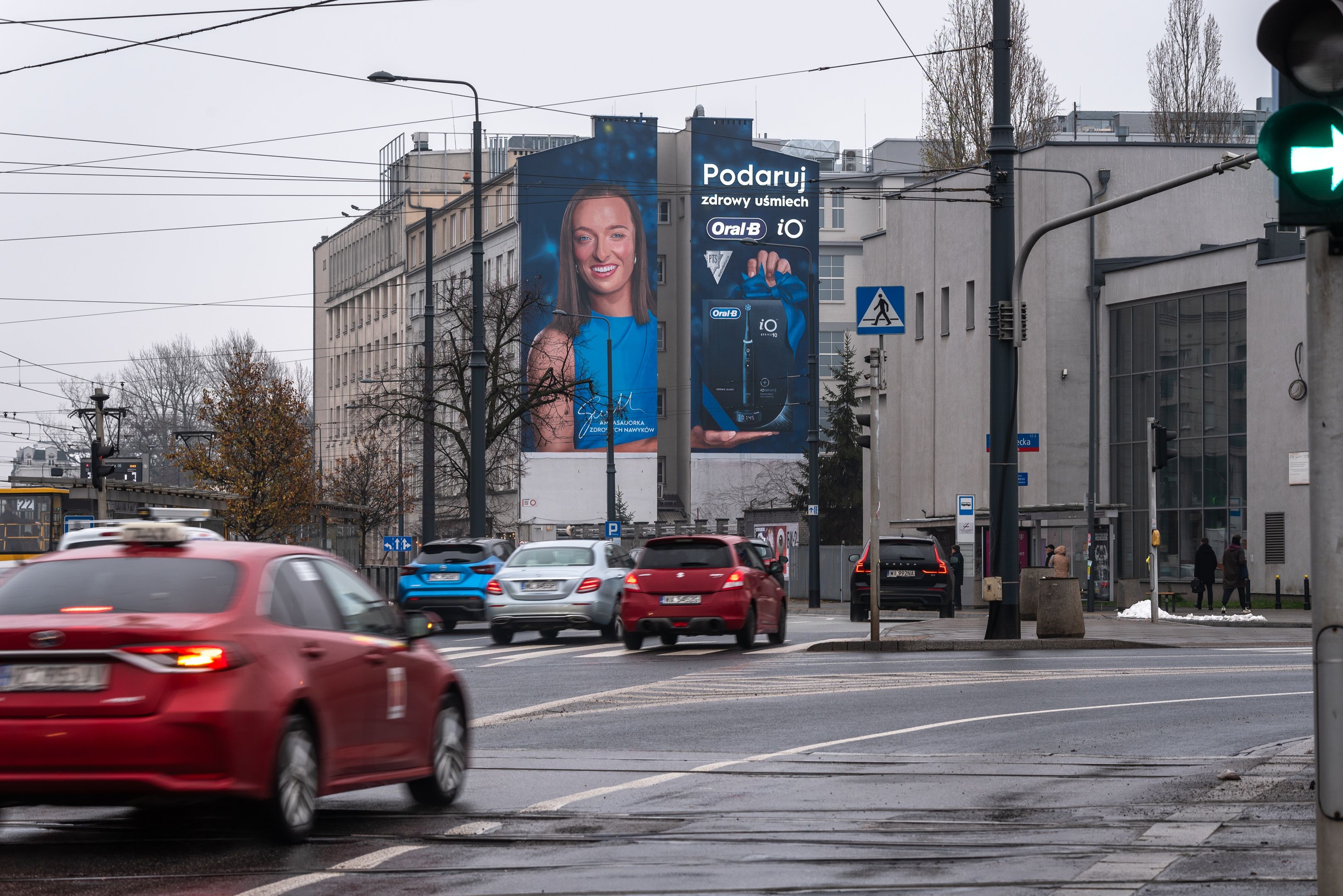 Good Looking Studio namalowało mural w Warszawie przy Zamoyskiego 26A dla oral-b