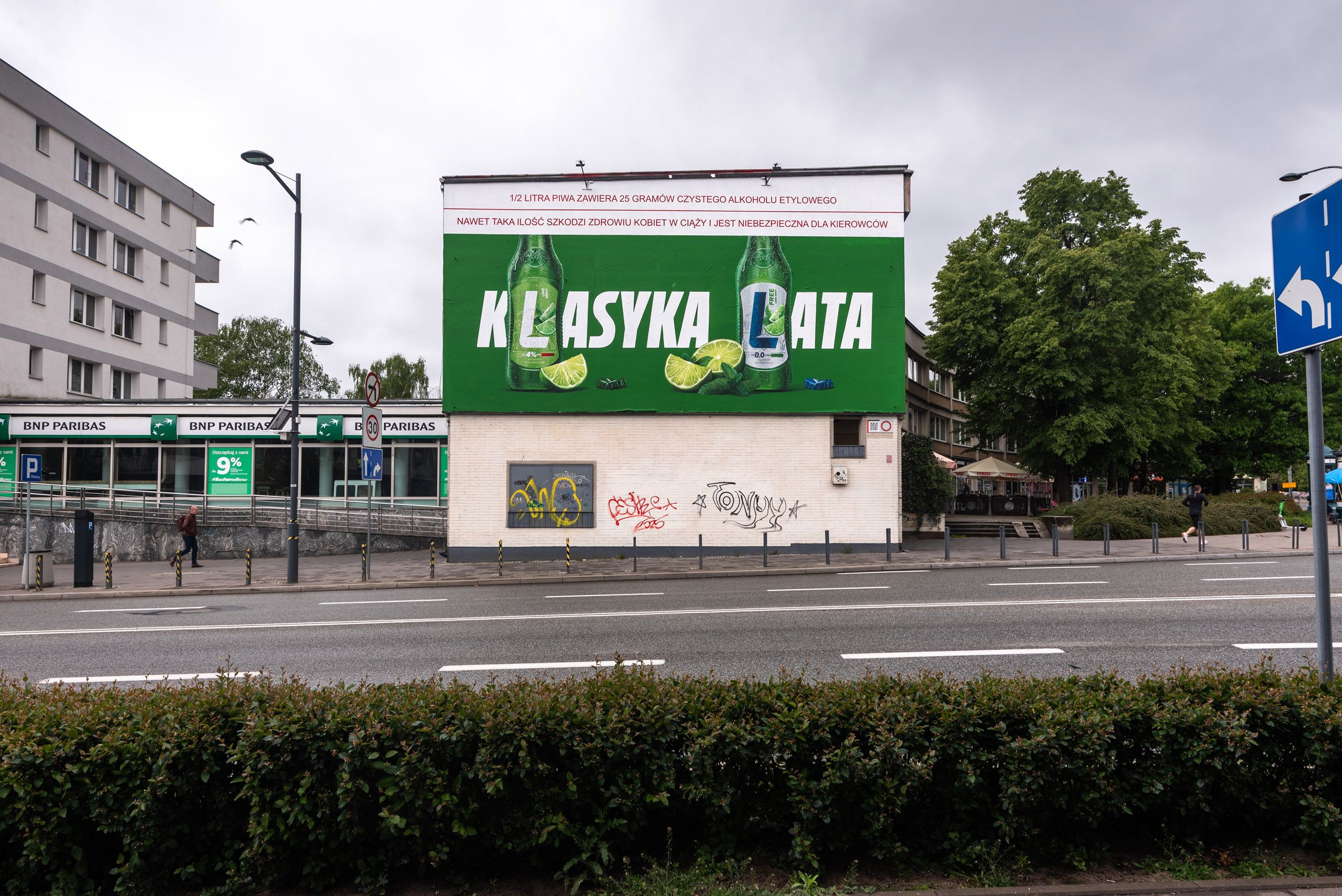 mural przedstawiający reklamę dla marki Lech - duży napis klasyka lata wkomponowany w butelki