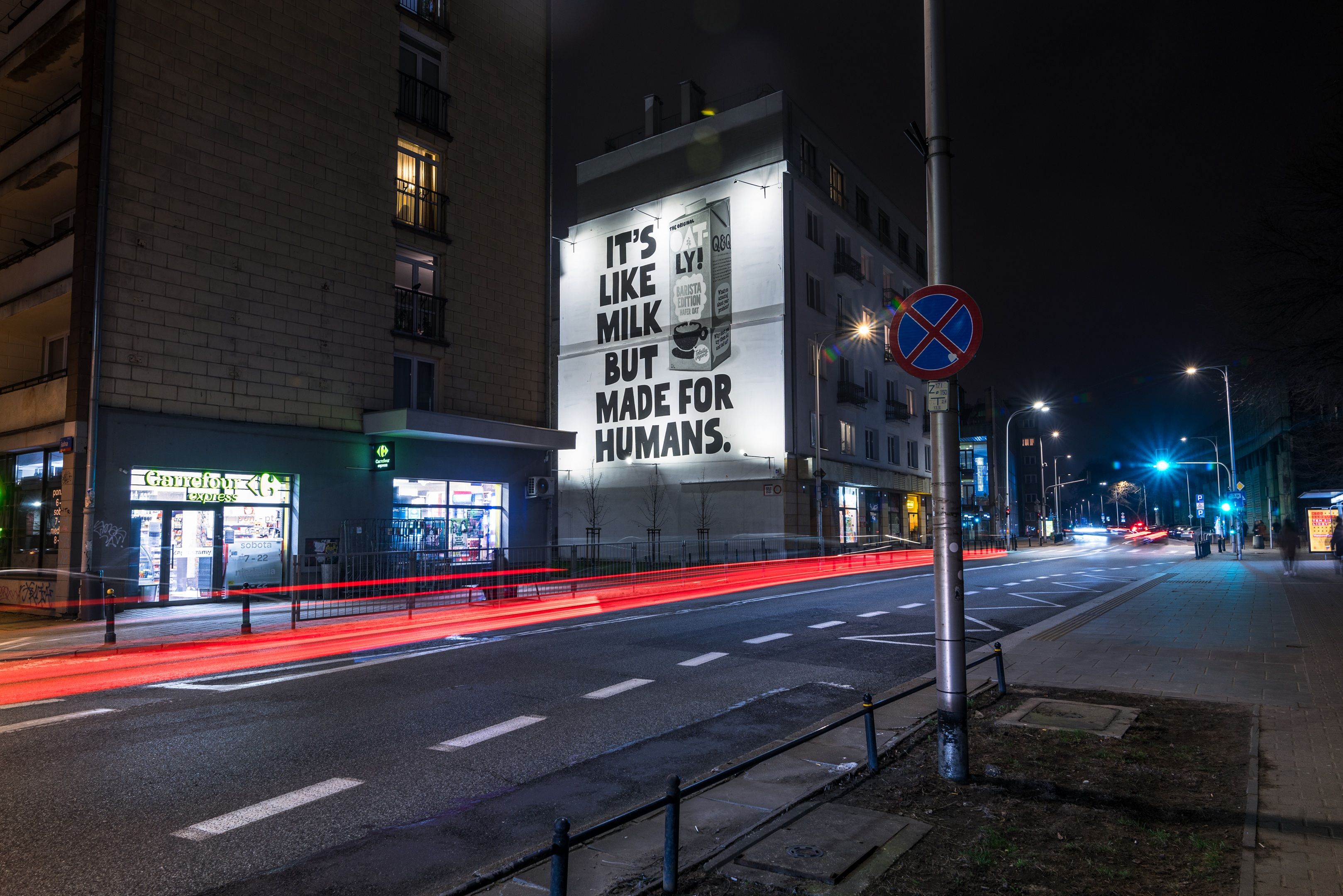 Good Looking namalowało mural w Warszawie przy ulicy Dobrej 53 dla marki Oatly