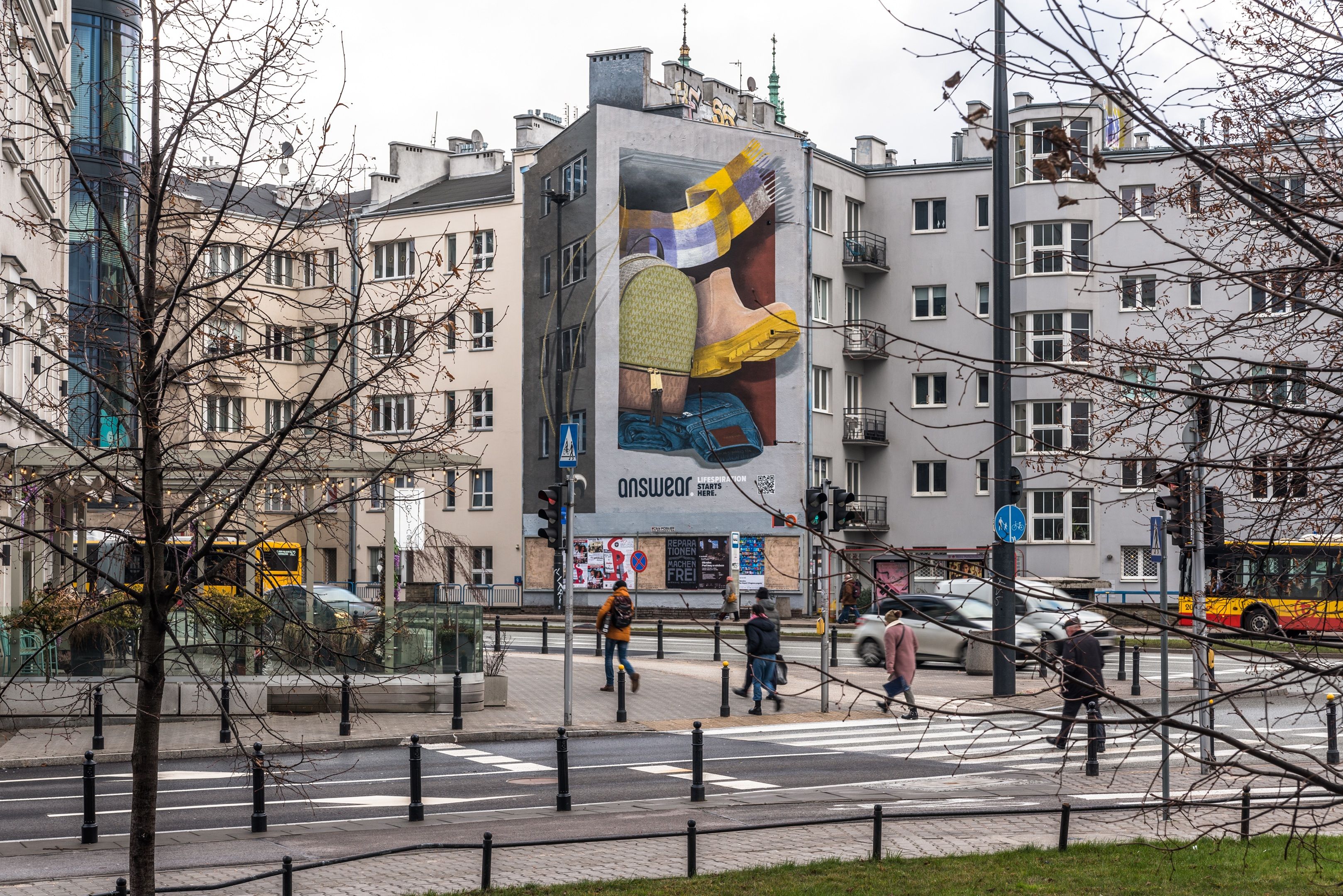 Good Looking namalowało mural w Warszawie przy ulicy Jaworzyńskiej 7/9 dla marki Answear
