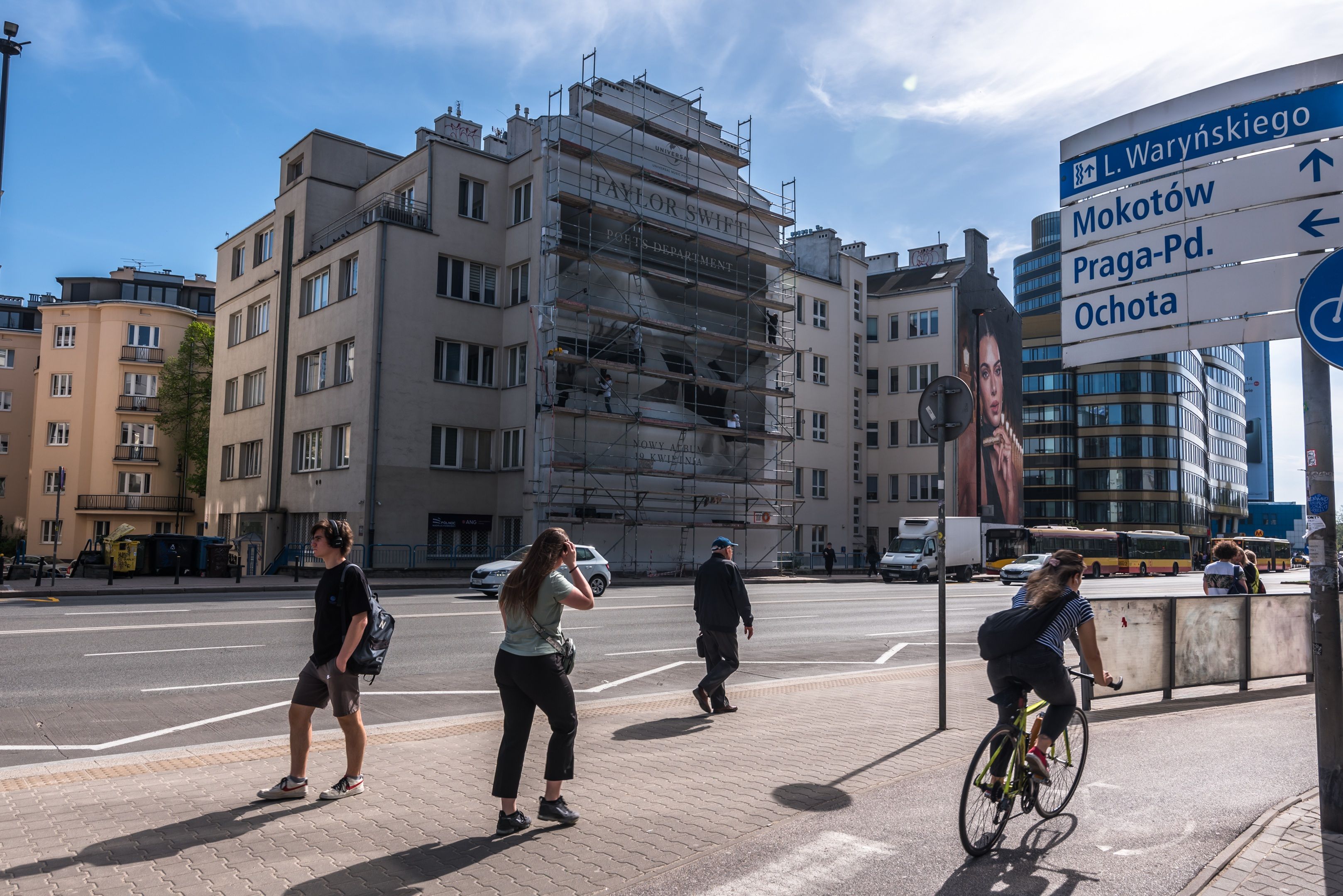 Good Looking namalowało mural w Warszawie przy ulicy Jaworzyńskiej 11 dla Taylor Swift