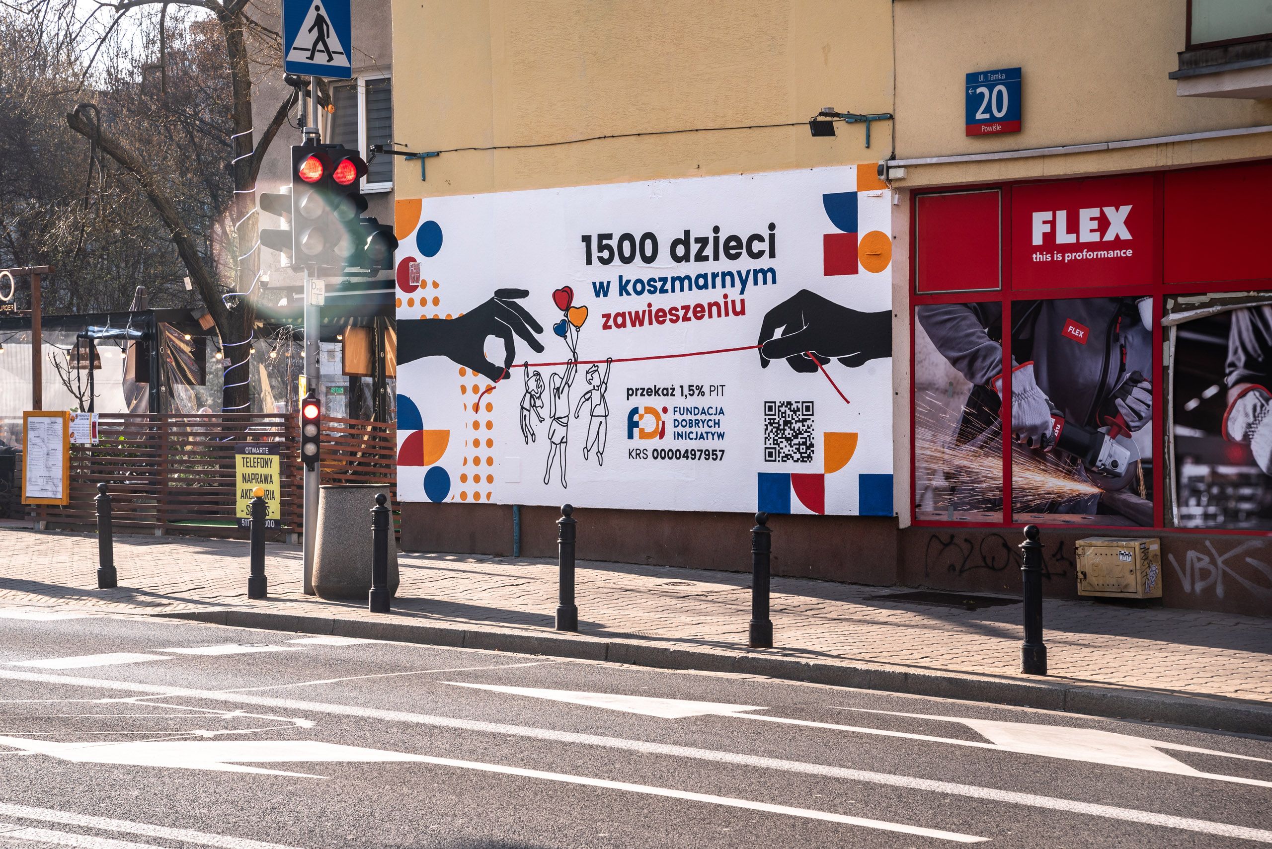 mural przedstawiajacy realizację dla Fundacji Dobrych Inicjatyw informujący o tym, że "1500 dzieci żyje w koszmarnym zawieszeniu"