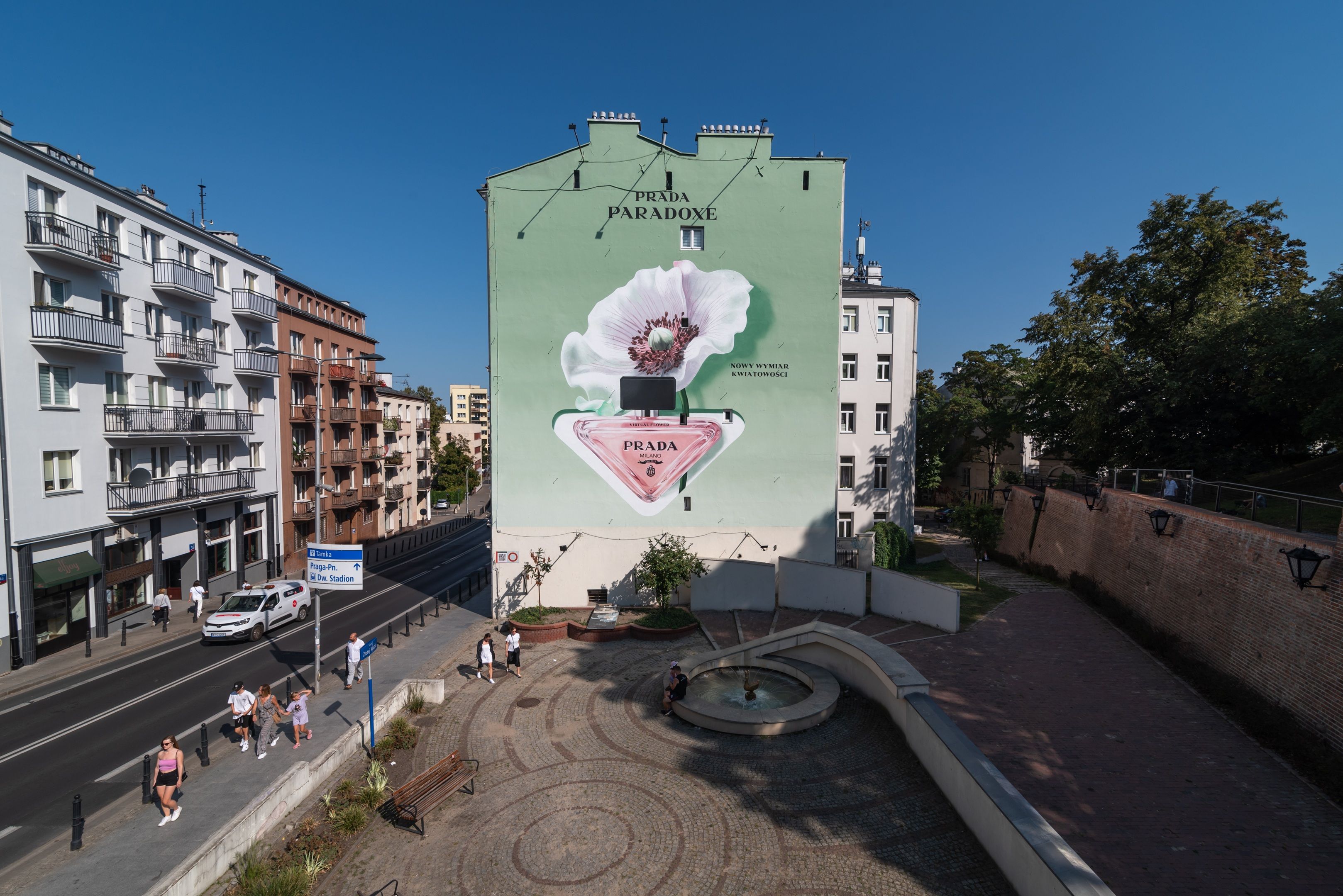 Good Looking Studio namalowało mural w Warszawie przy ulicy Tamka 37 dla marki Prada