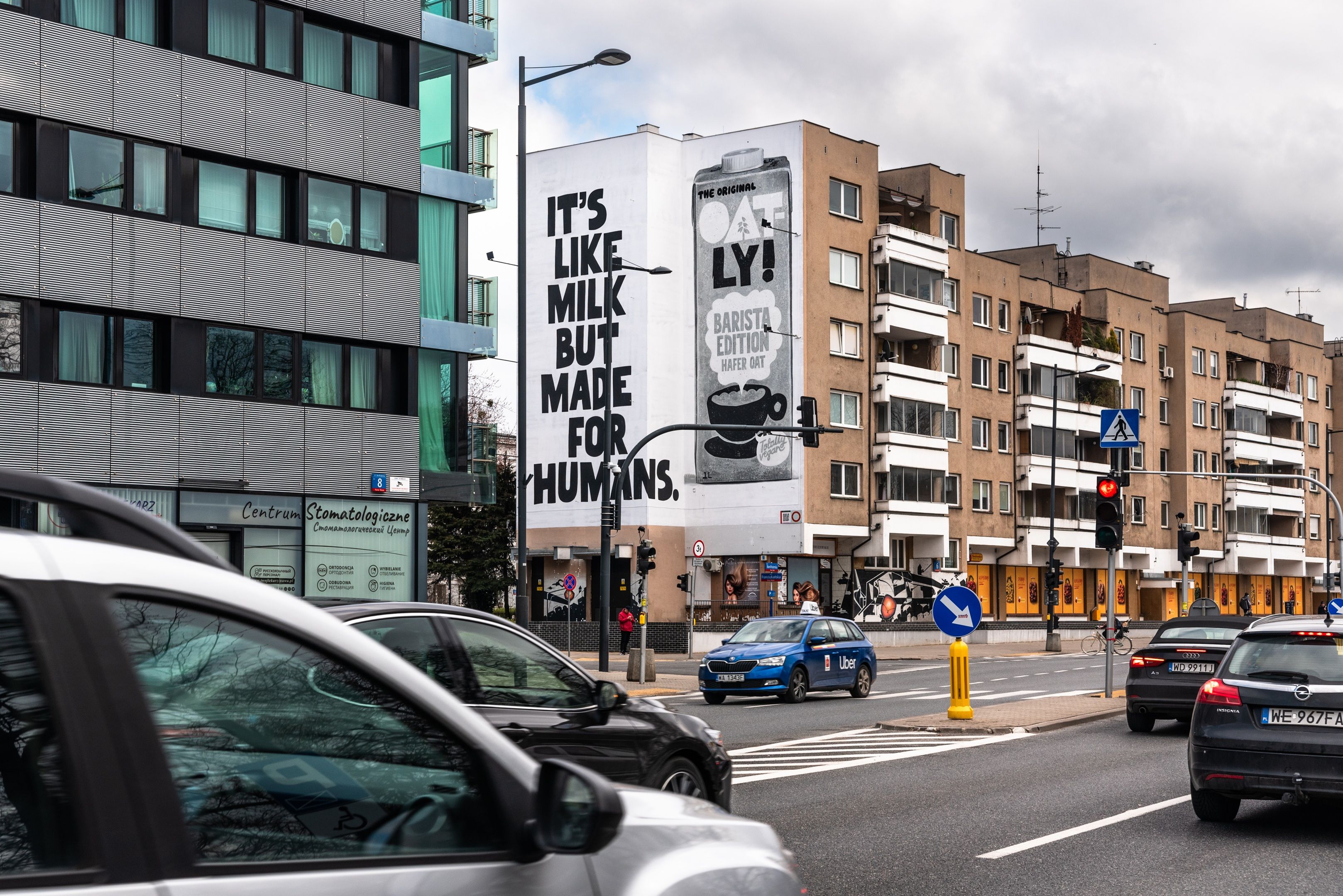 Good Looking namalowało mural w Warszawie przy ulicy Bonifraterskiej 6 dla Oatly