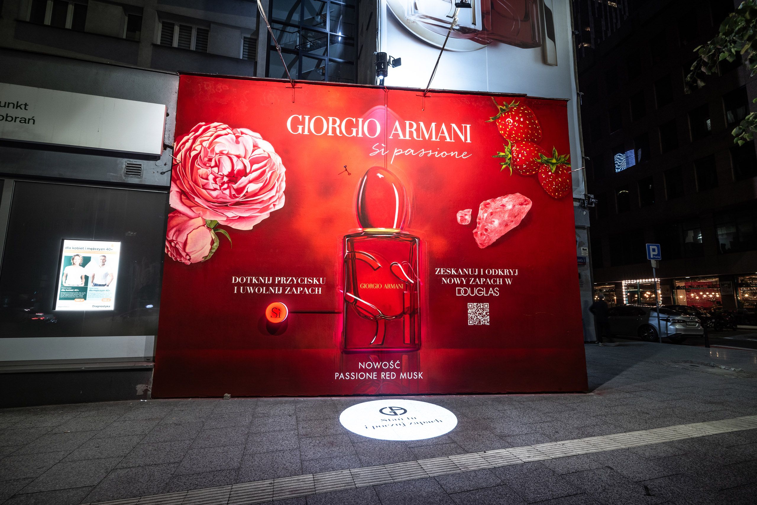 mural reklamowy dla marki Armani przedstawiający butelkę perfum