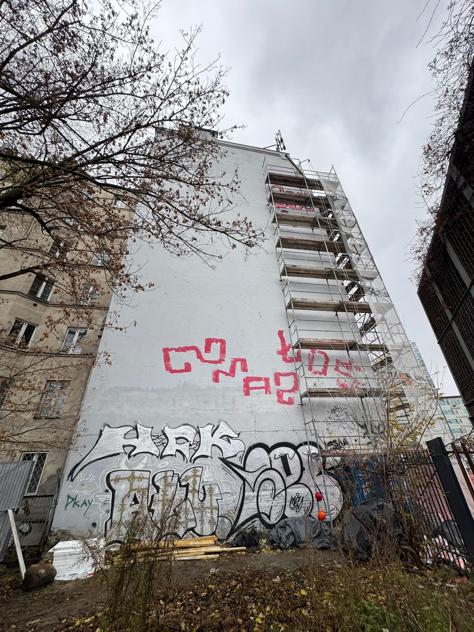 Stan muralu "Jubiler" przy ul. Targowej 15 przed pracami Good Looking Studio