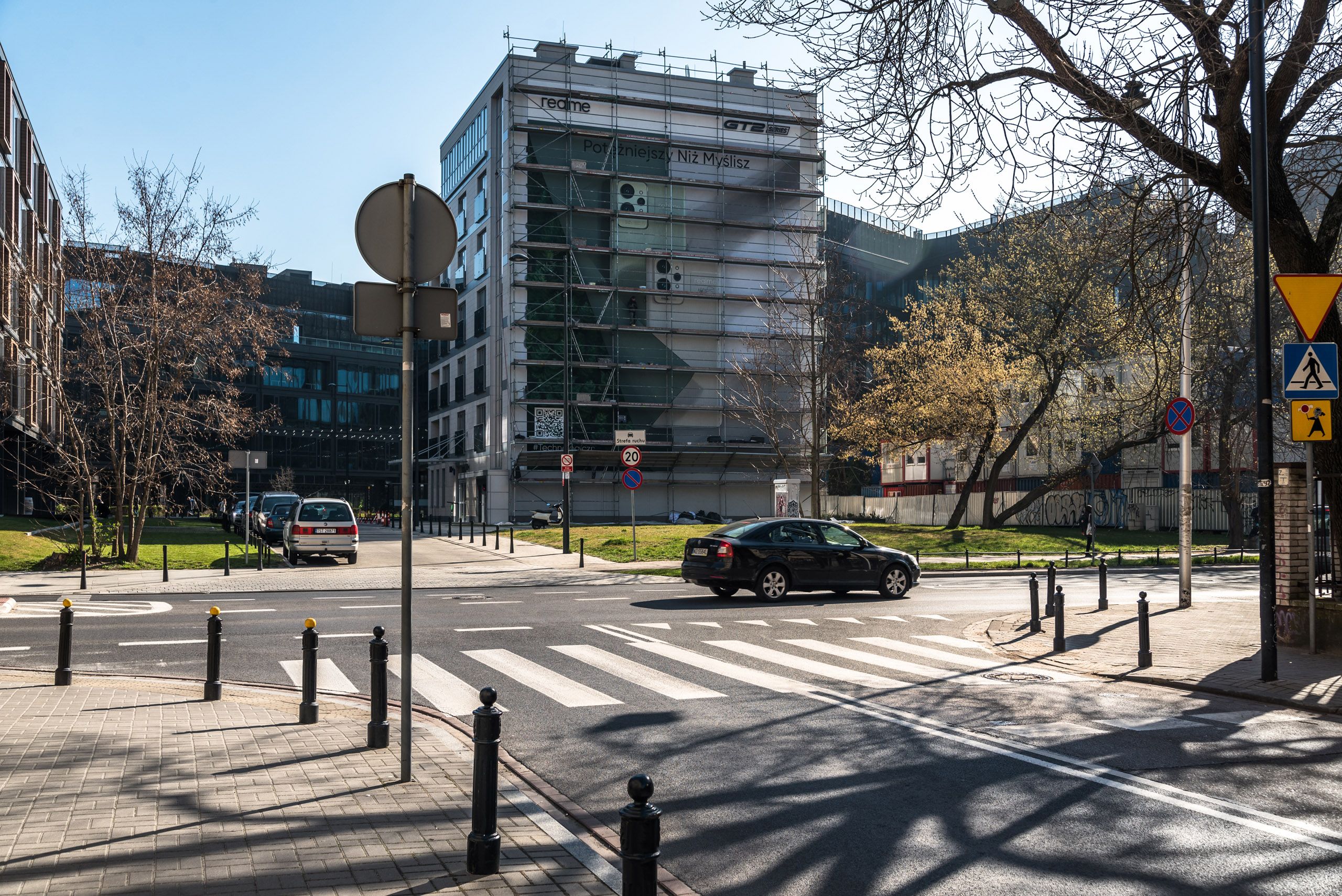 malowanie muralu dla marki Realme