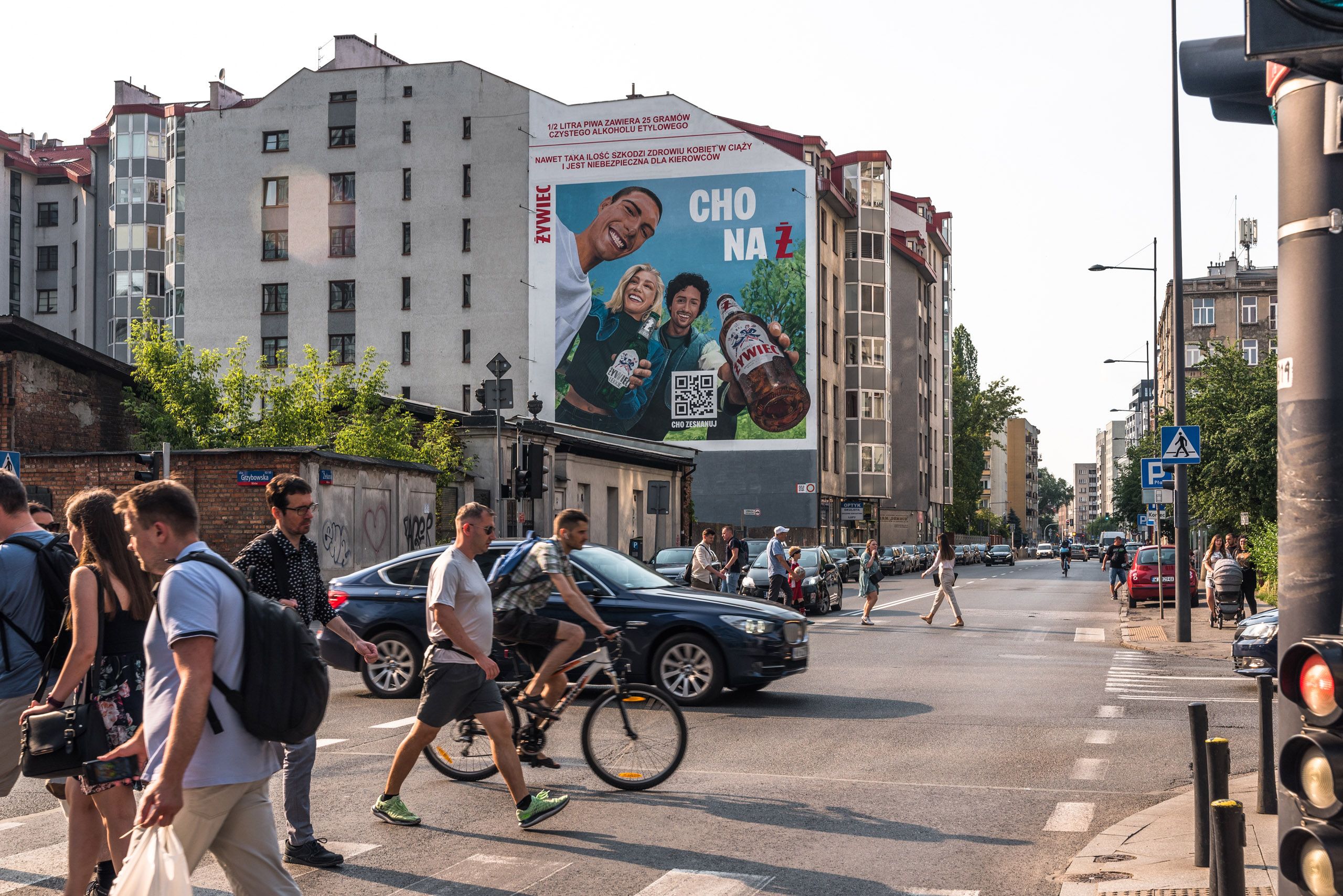 mural reklamowy dla marki Żywiec przedstawiający ludzi cieszących się, spędzających czas razem z produktem Żywca